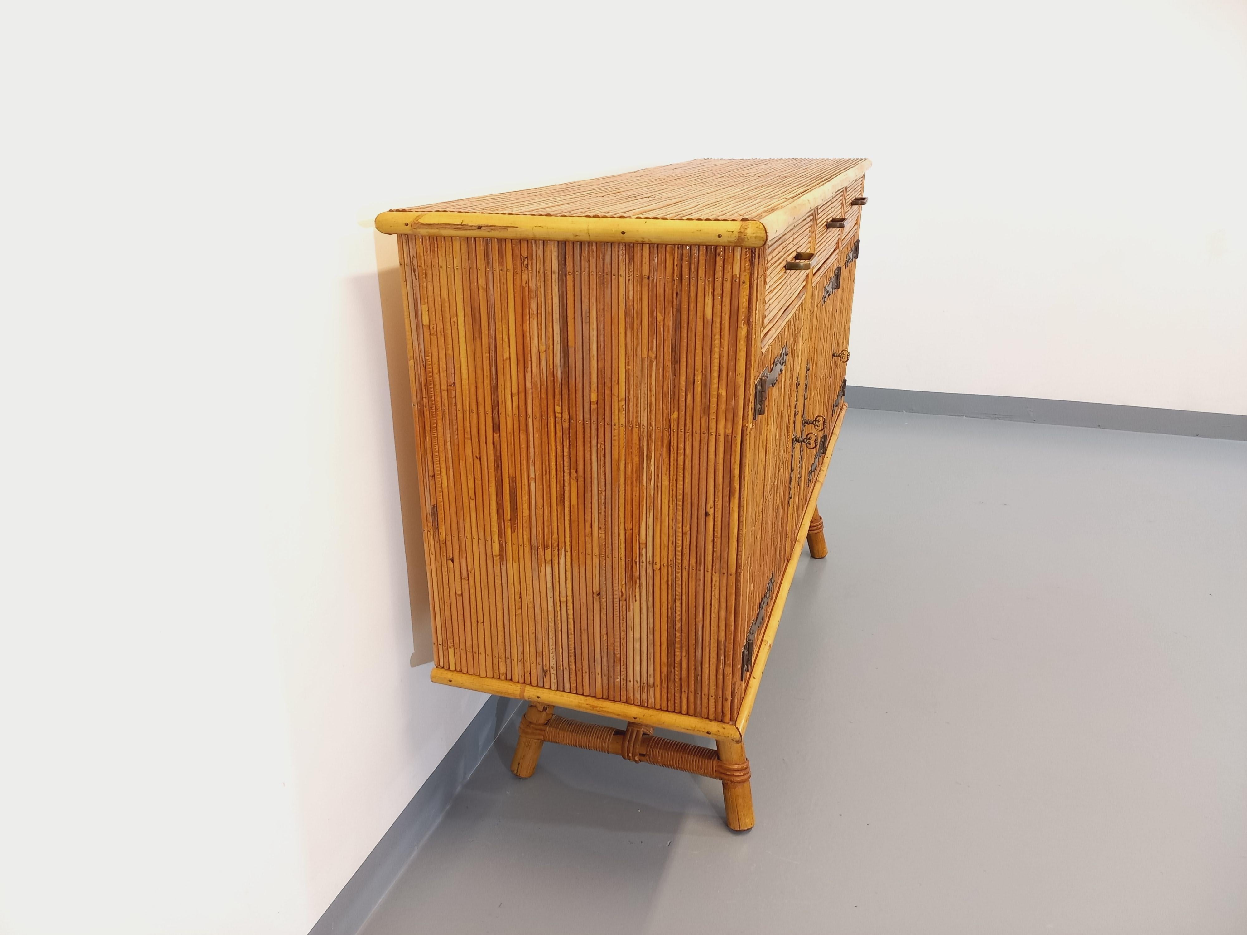 Enfilade vintage Audoux Minet en rotin des années 50 60 en vente 1