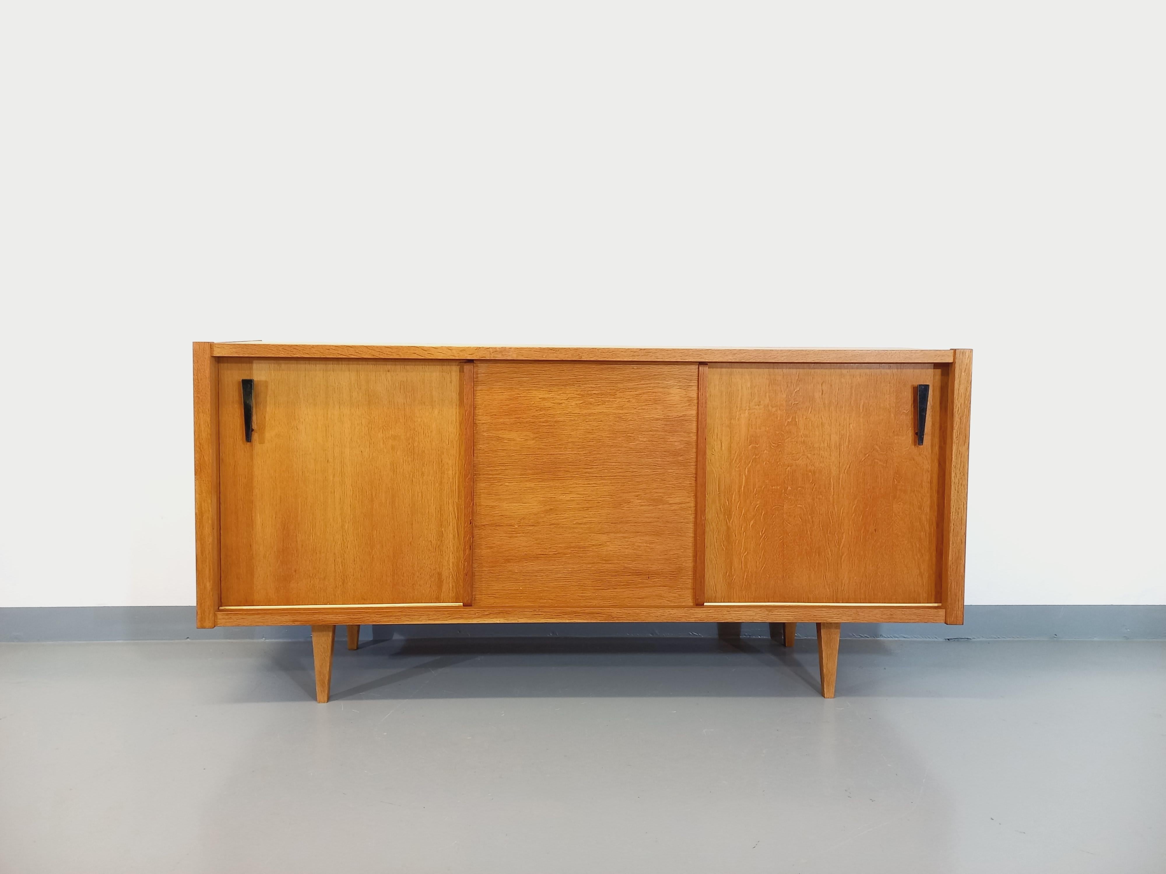 Enfilade vintage en bois de chêne clair des années 60 im Angebot 3