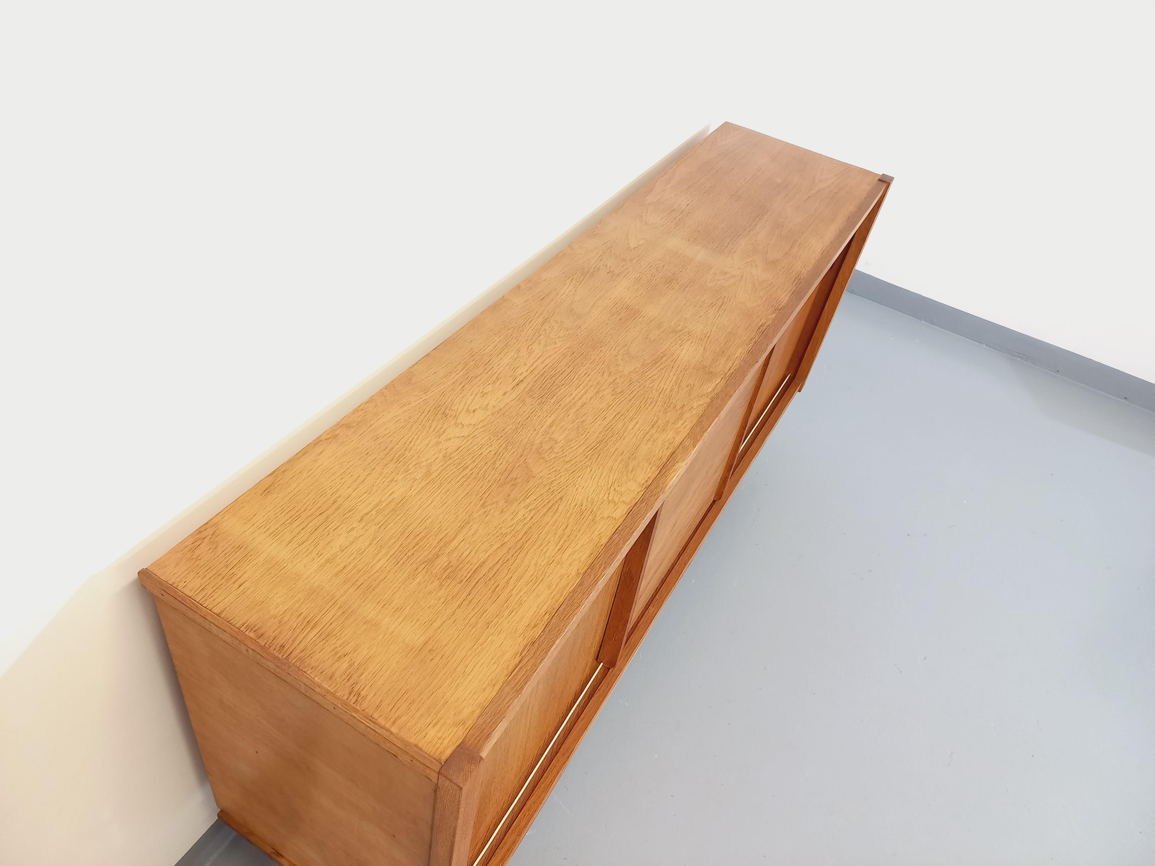 Enfilade vintage en bois de chêne clair des années 60 (Moderne der Mitte des Jahrhunderts) im Angebot
