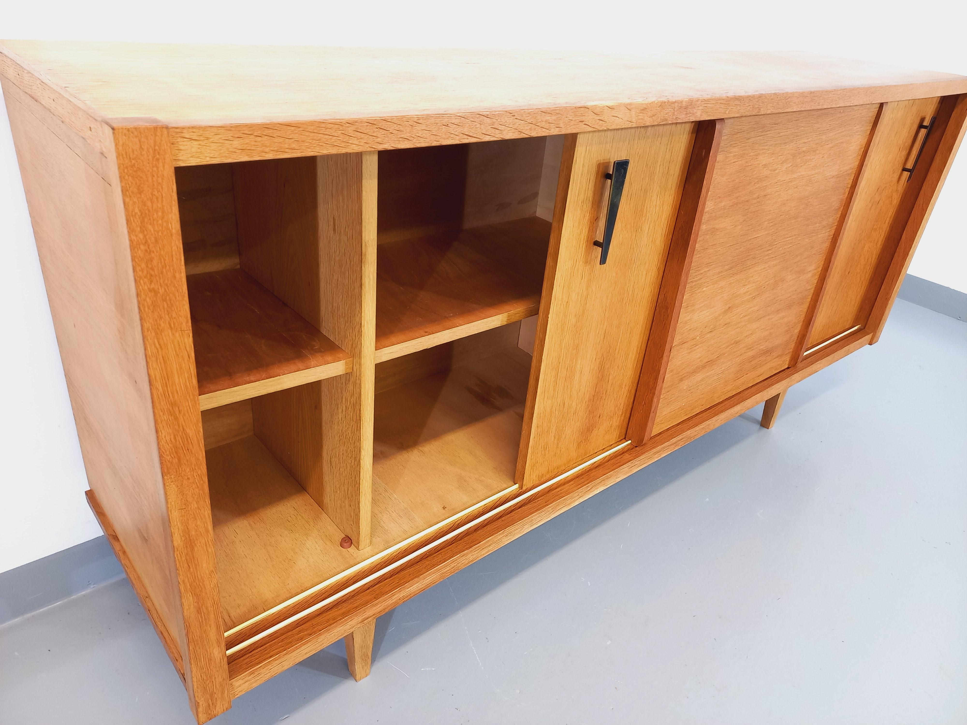 Enfilade vintage en bois de chêne clair des années 60 (Französisch) im Angebot