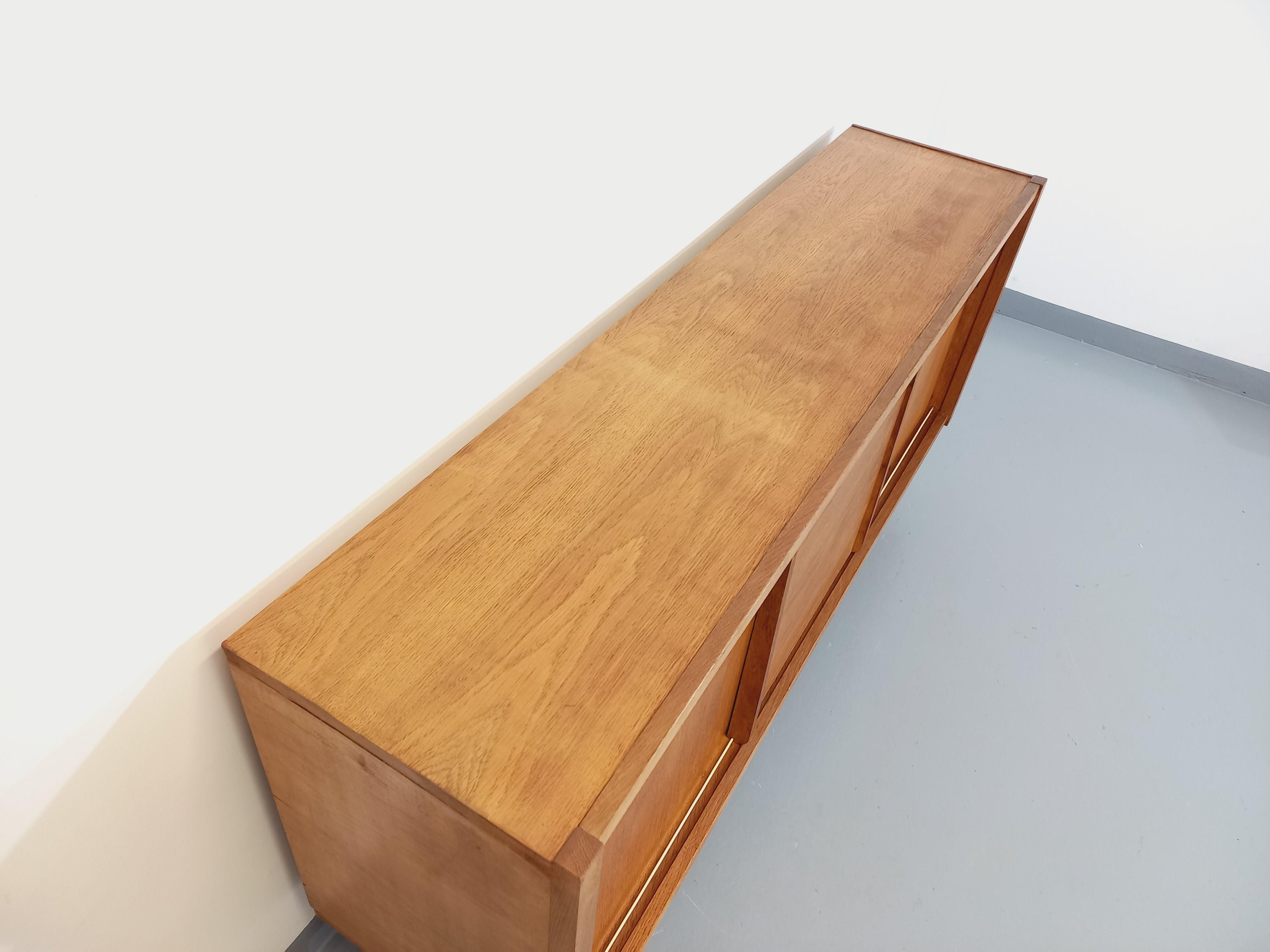 Français Enfilade vintage en bois de chêne clair des années 60 en vente