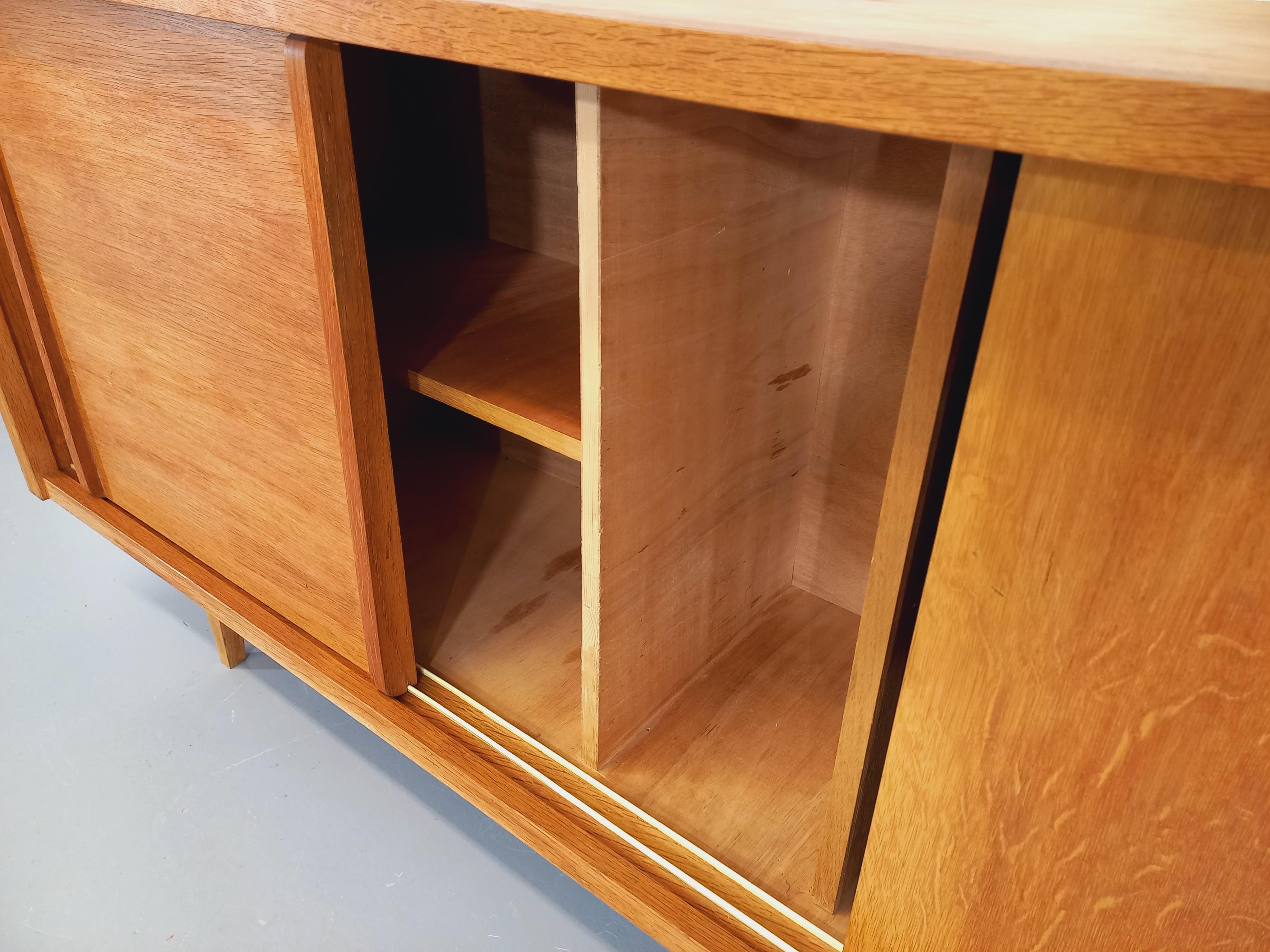 Enfilade vintage en bois de chêne clair des années 60 im Zustand „Gut“ im Angebot in BESANÇON, FR