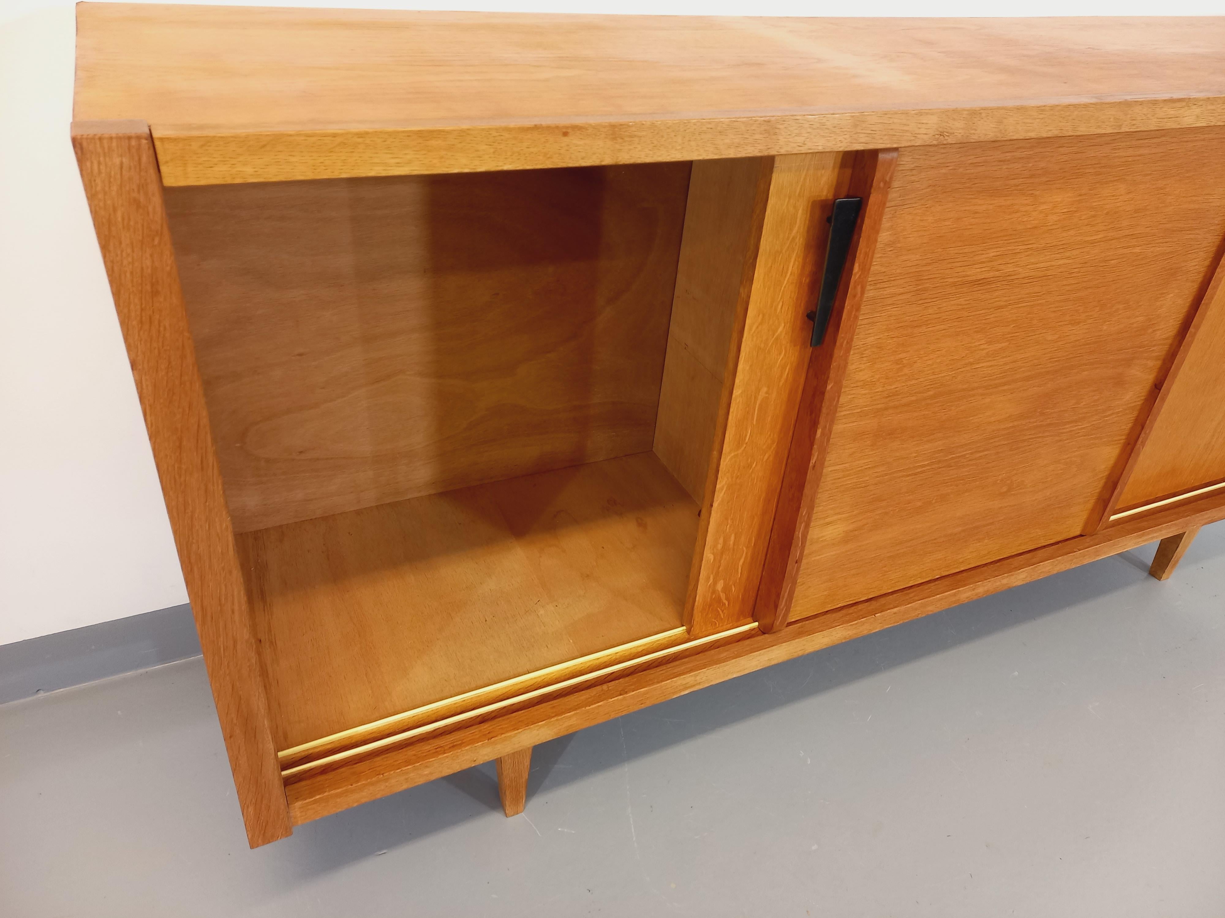 Enfilade vintage en bois de chêne clair des années 60 Bon état - En vente à BESANÇON, FR