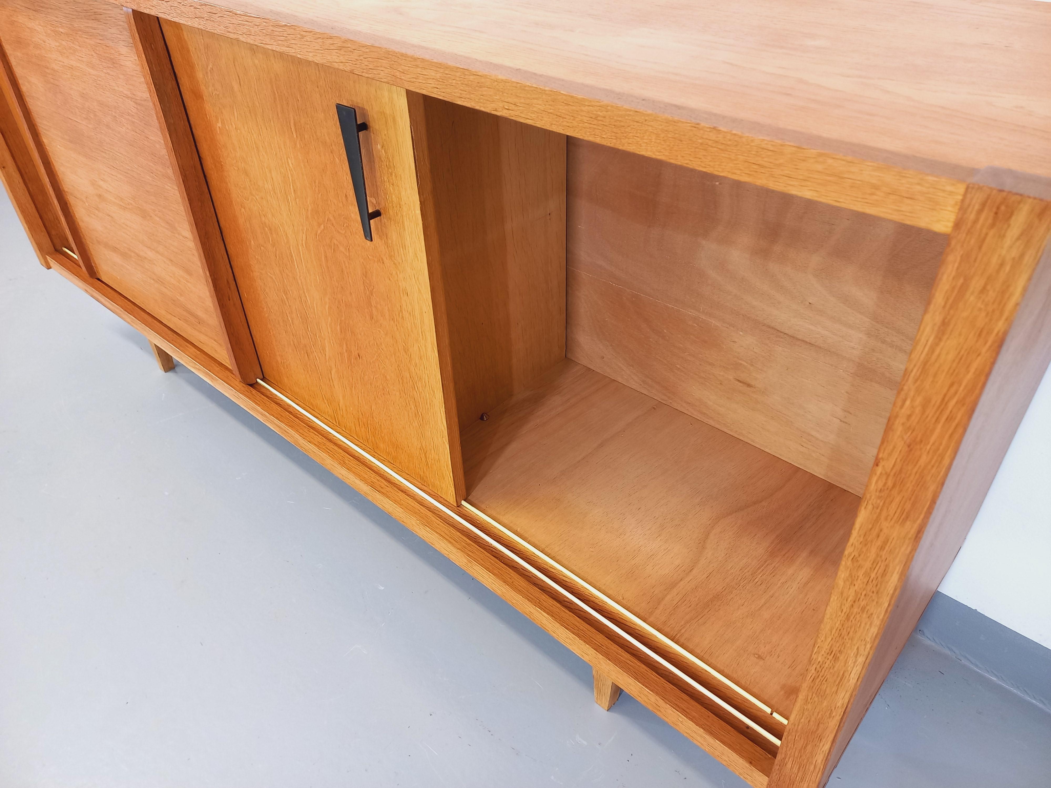 Enfilade vintage en bois de chêne clair des années 60 (Mitte des 20. Jahrhunderts) im Angebot