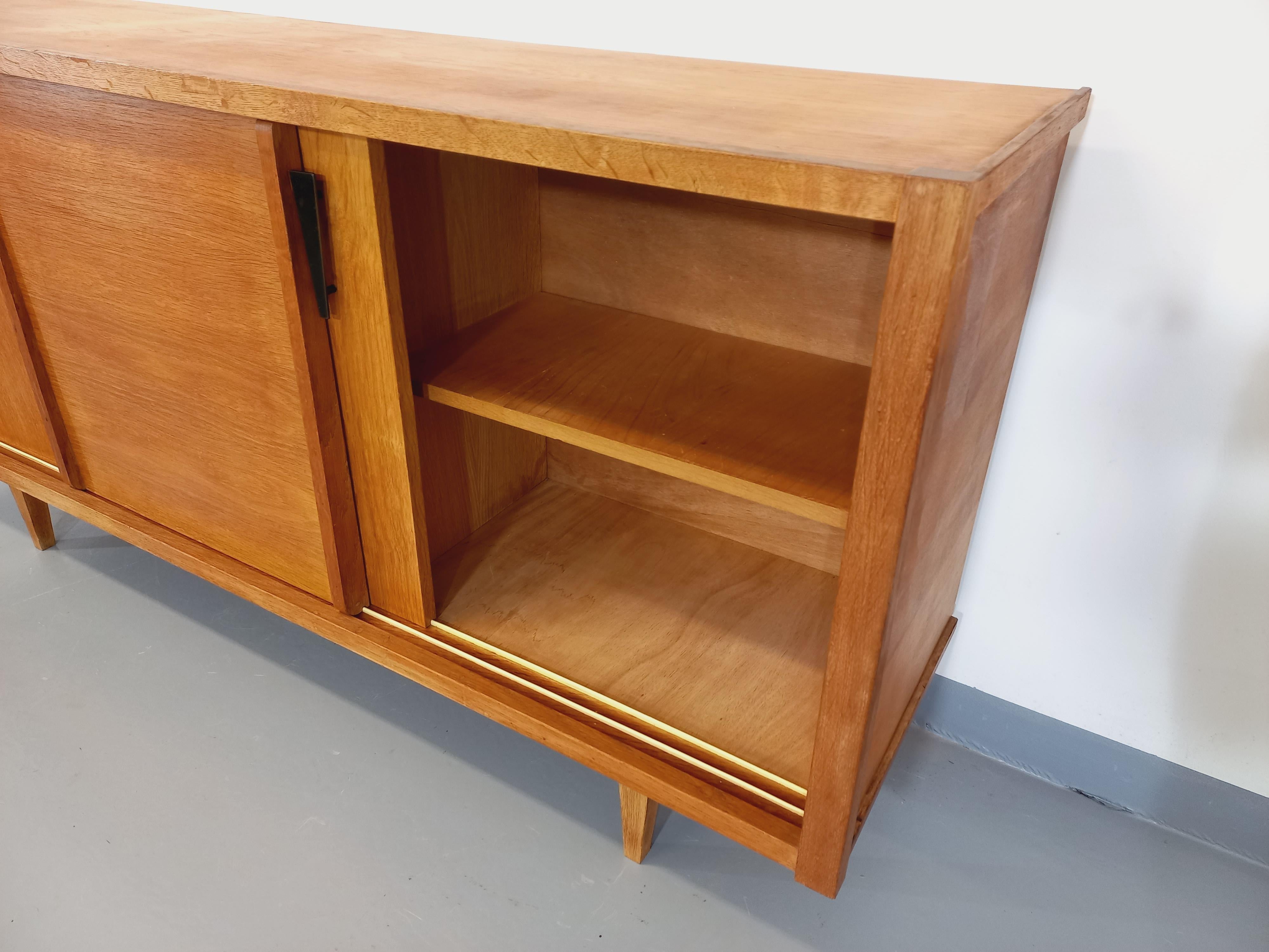 Milieu du XXe siècle Enfilade vintage en bois de chêne clair des années 60 en vente