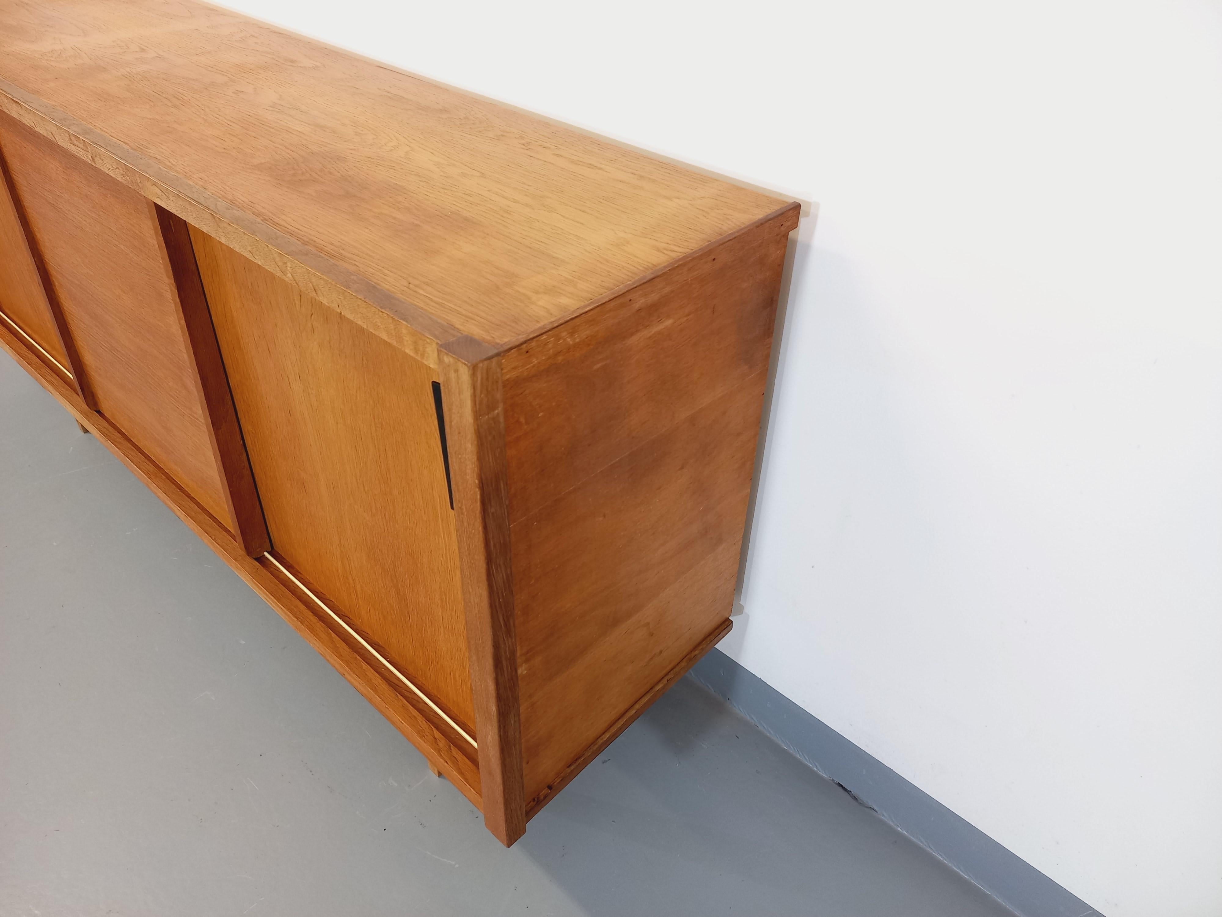 Enfilade vintage en bois de chêne clair des années 60 en vente 1
