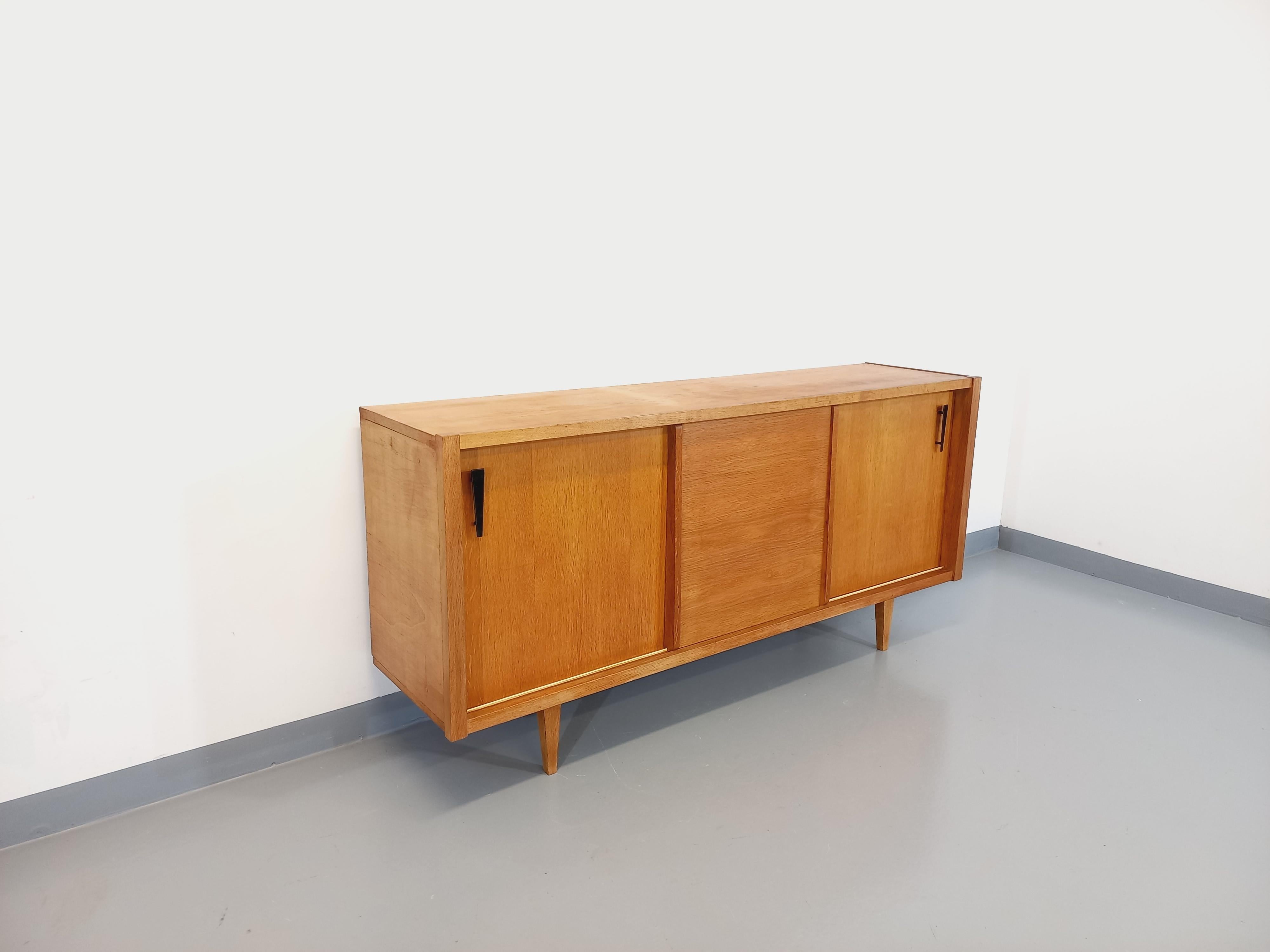 Enfilade vintage en bois de chêne clair des années 60 en vente 2