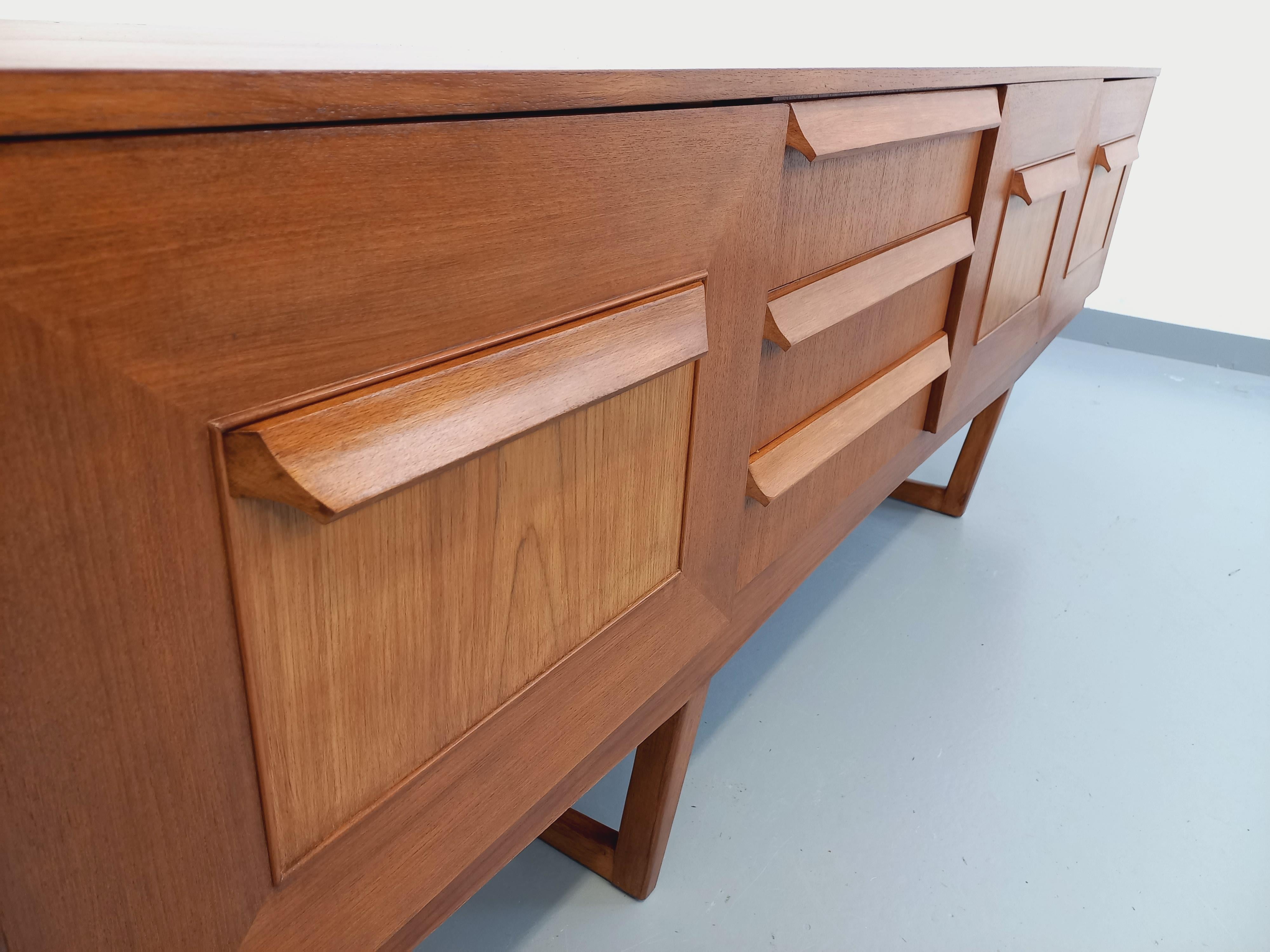 Enfilade vintage pieds traîneaux style scandinave en teck des années 60 en vente 3