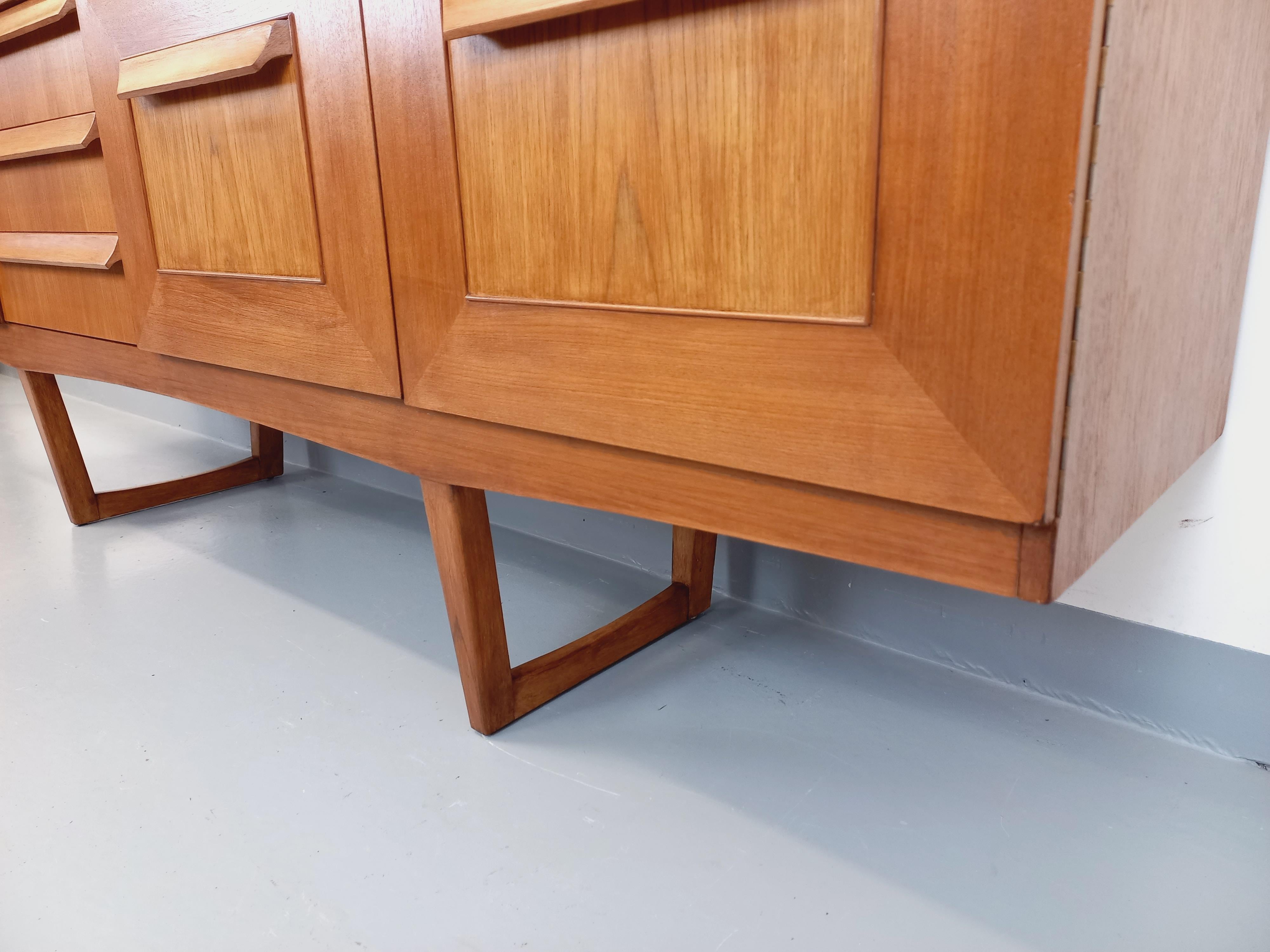 Enfilade vintage pieds traîneaux style scandinave en teck des années 60 en vente 4