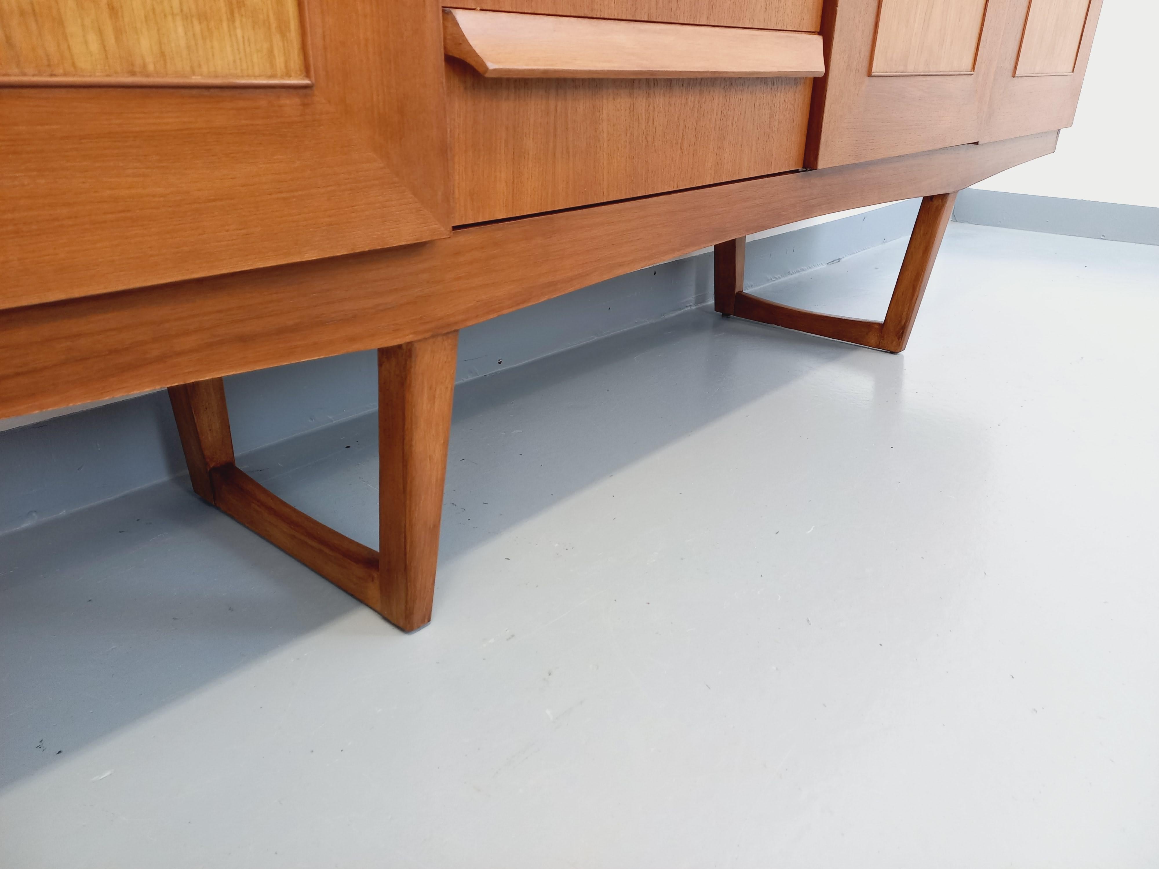 Enfilade vintage pieds traîneaux style scandinave en teck des années 60 en vente 5