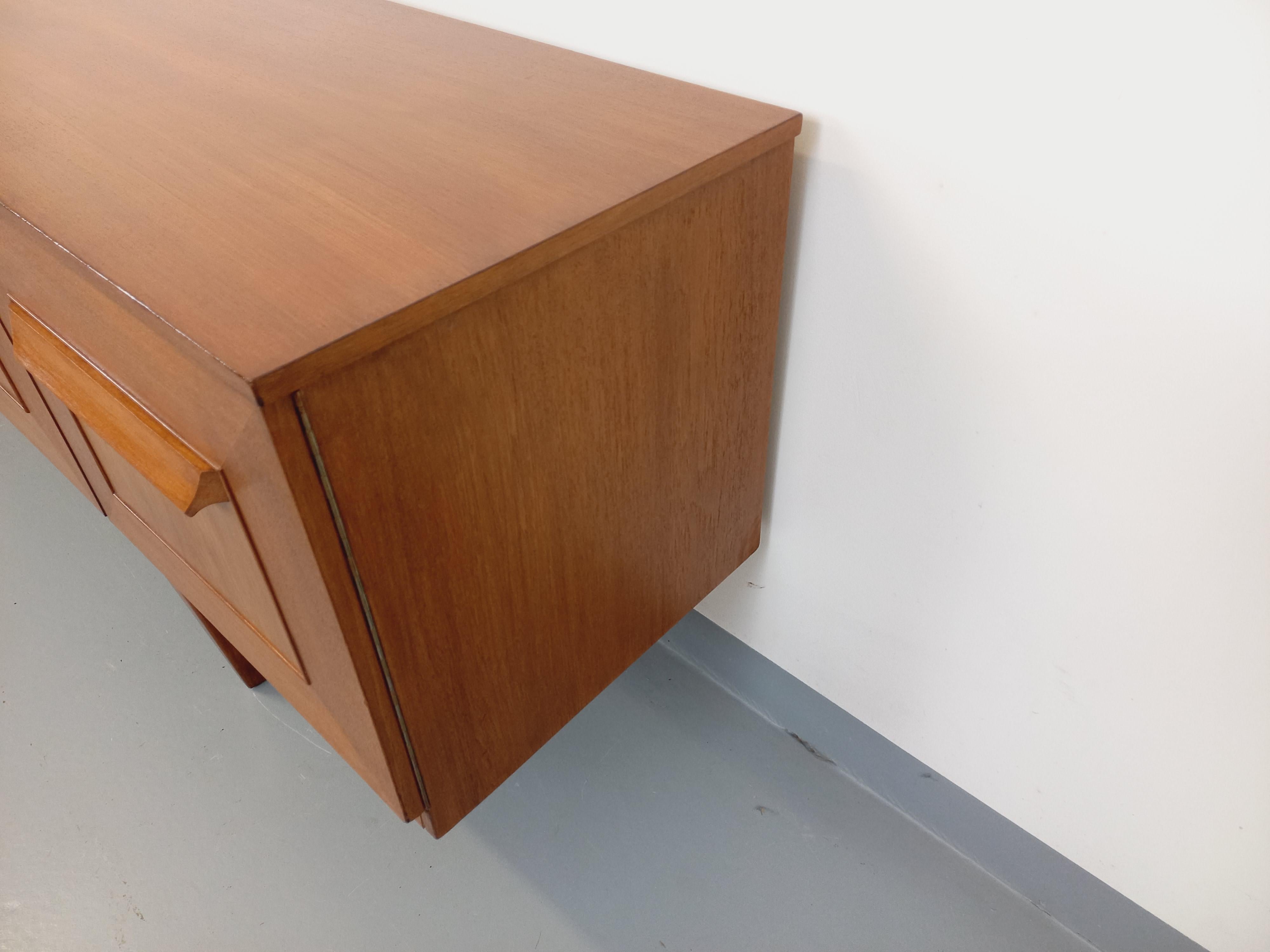 Enfilade vintage pieds traîneaux style scandinave en teck des années 60 en vente 6