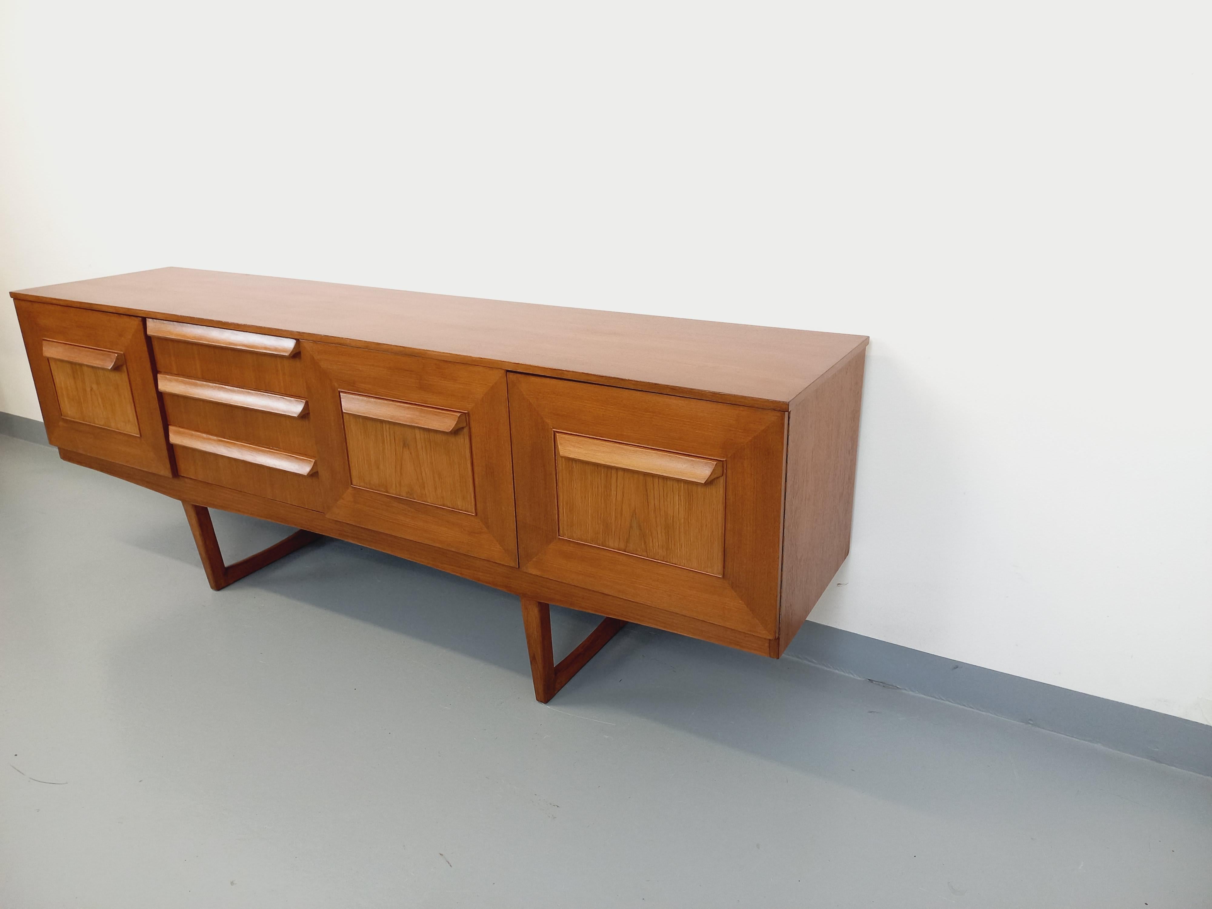 Enfilade vintage pieds traîneaux style scandinave en teck des années 60 en vente 9