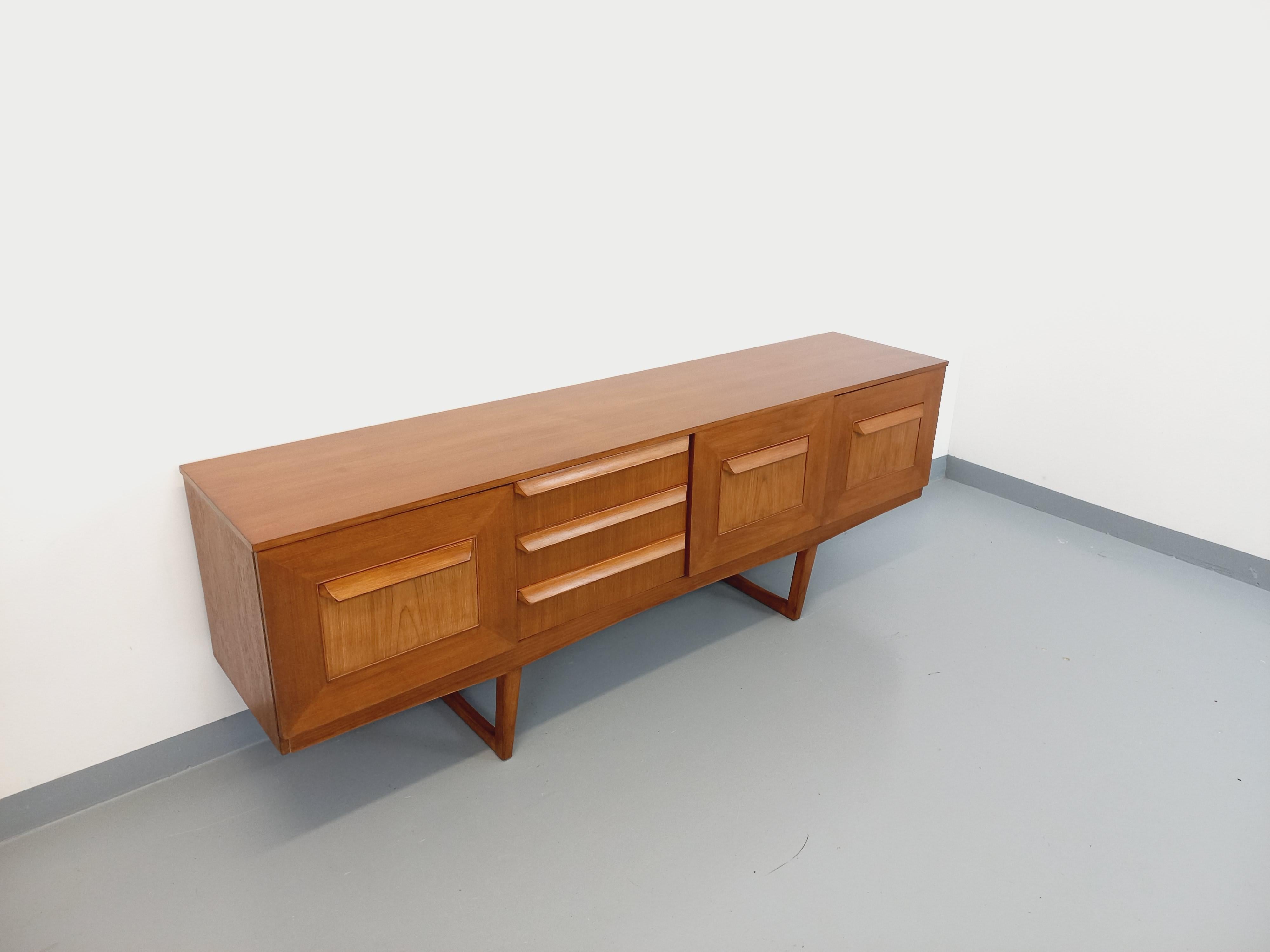 Enfilade vintage pieds traîneaux style scandinave en teck des années 60 en vente 10