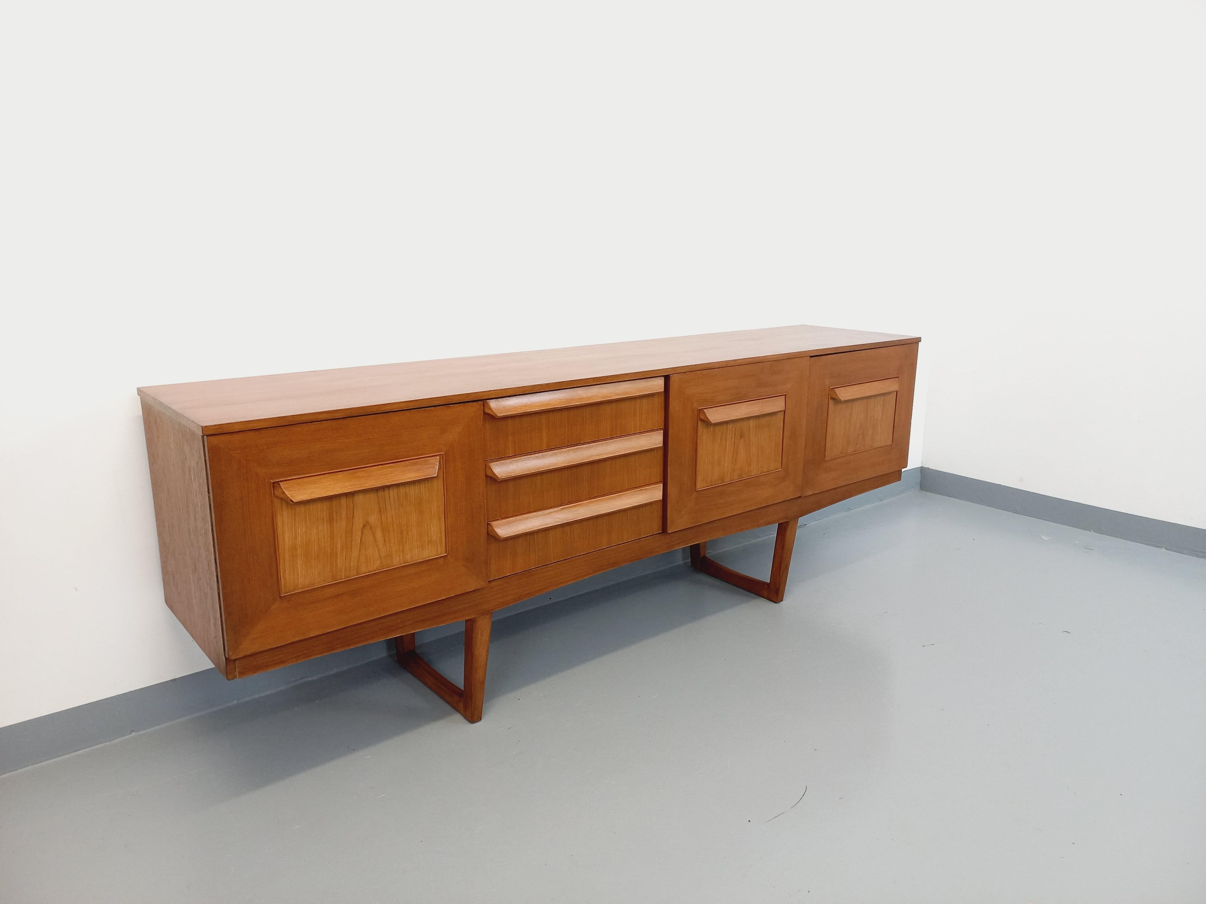 Enfilade vintage pieds traîneaux style scandinave en teck des années 60 en vente 11