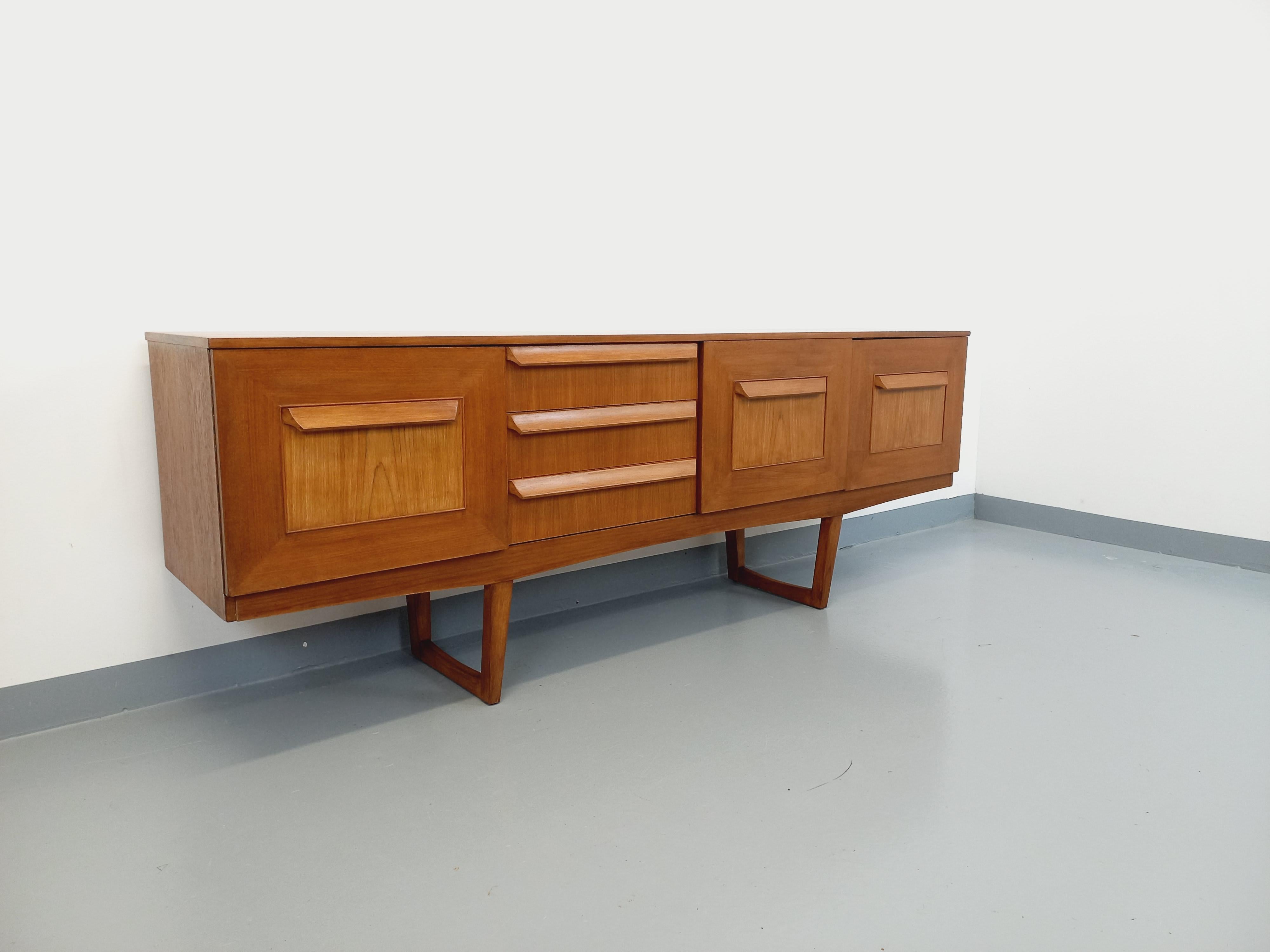 Enfilade vintage pieds traîneaux style scandinave en teck des années 60 en vente 12
