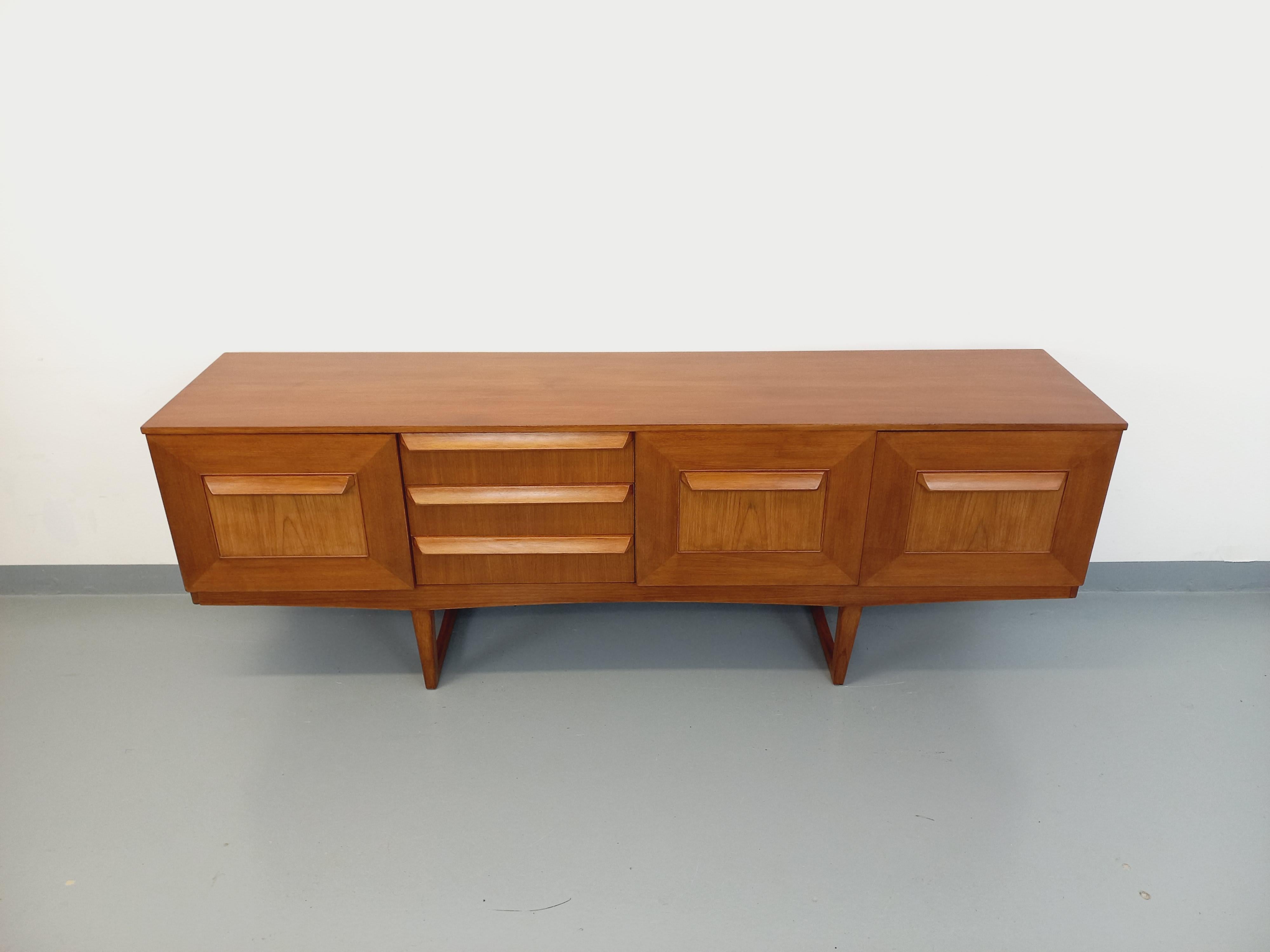 Enfilade vintage pieds traîneaux style scandinave en teck des années 60 en vente 13