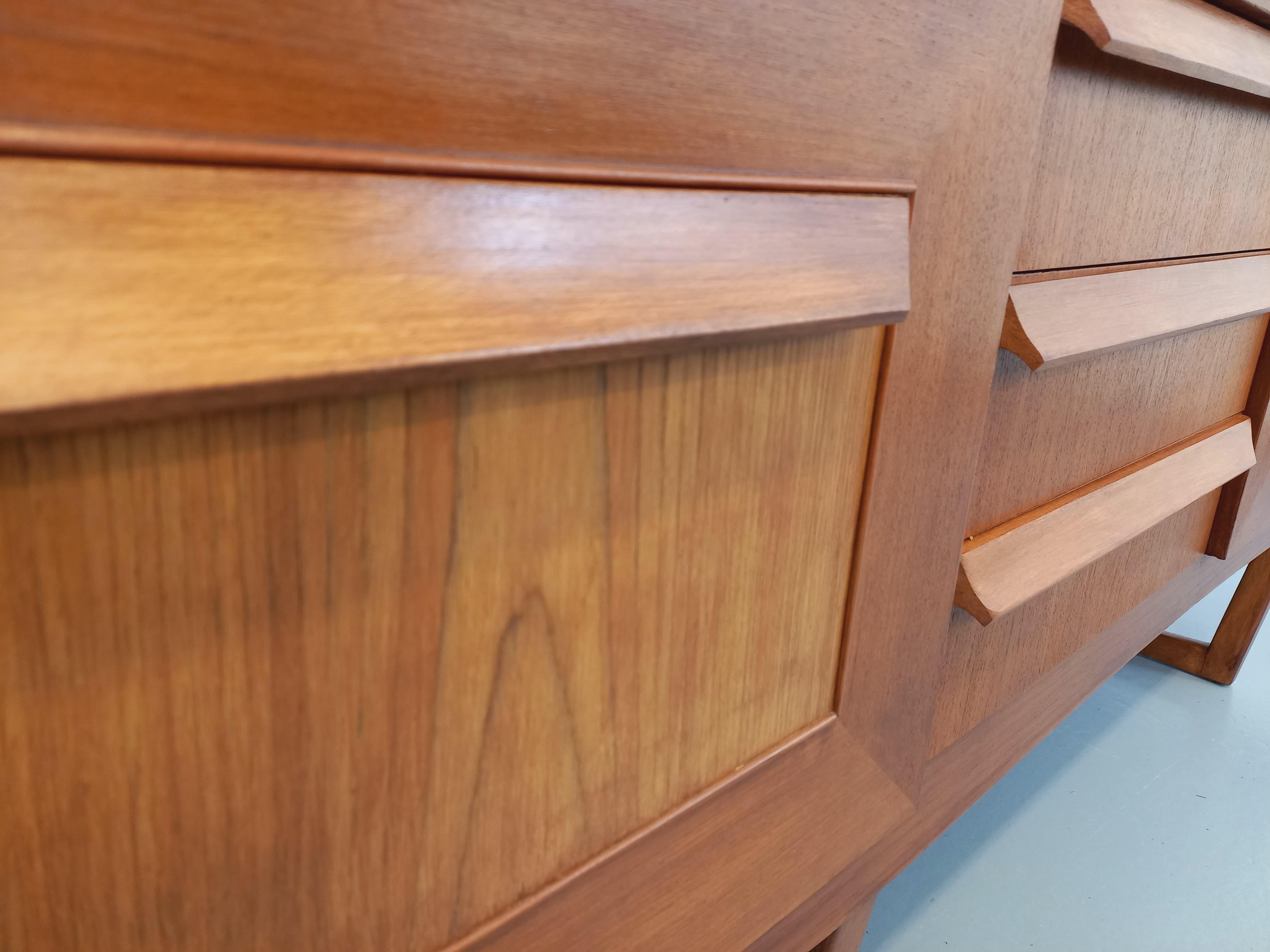 Scandinave moderne Enfilade vintage pieds traîneaux style scandinave en teck des années 60 en vente