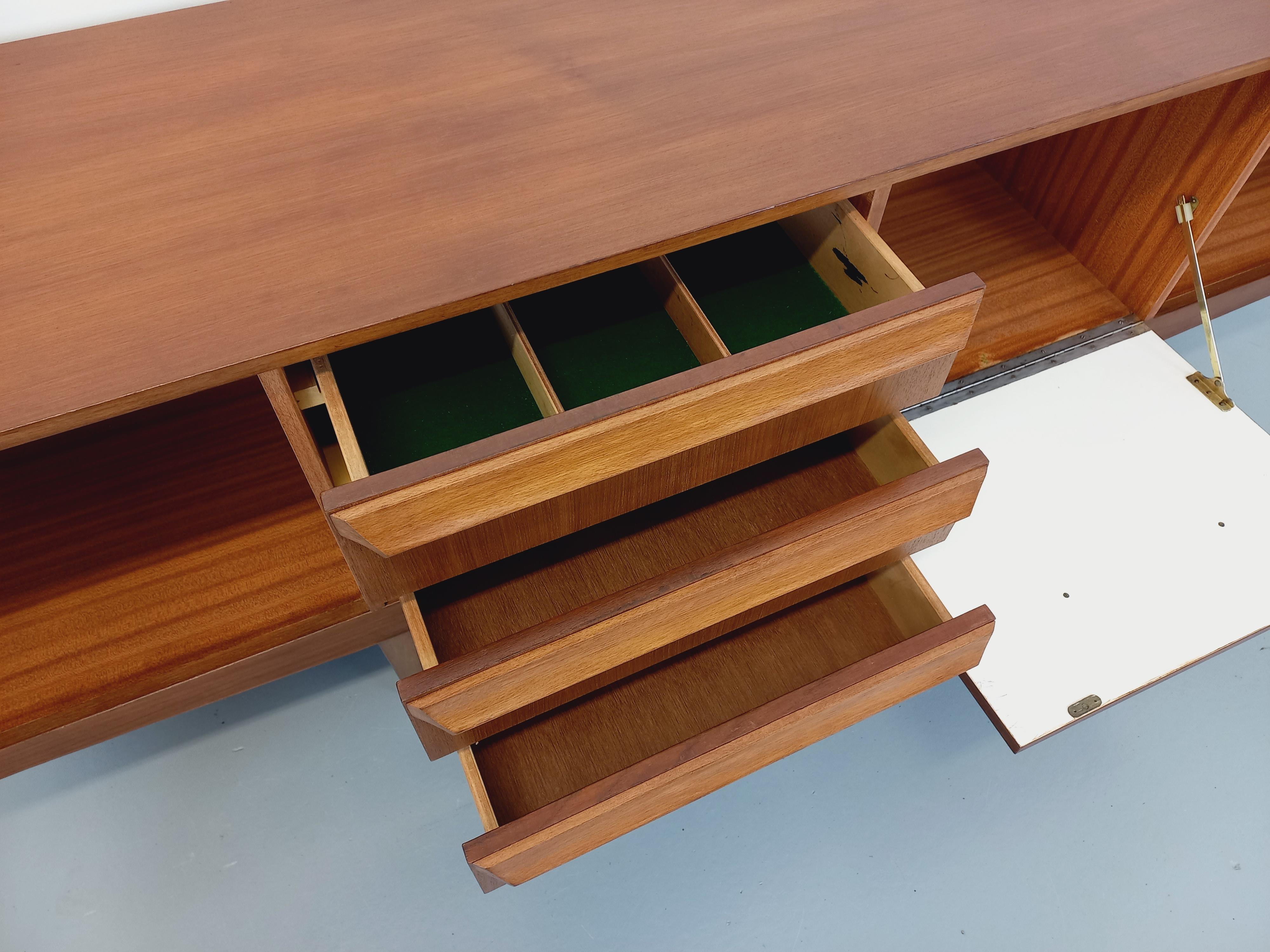 Anglais Enfilade vintage pieds traîneaux style scandinave en teck des années 60 en vente