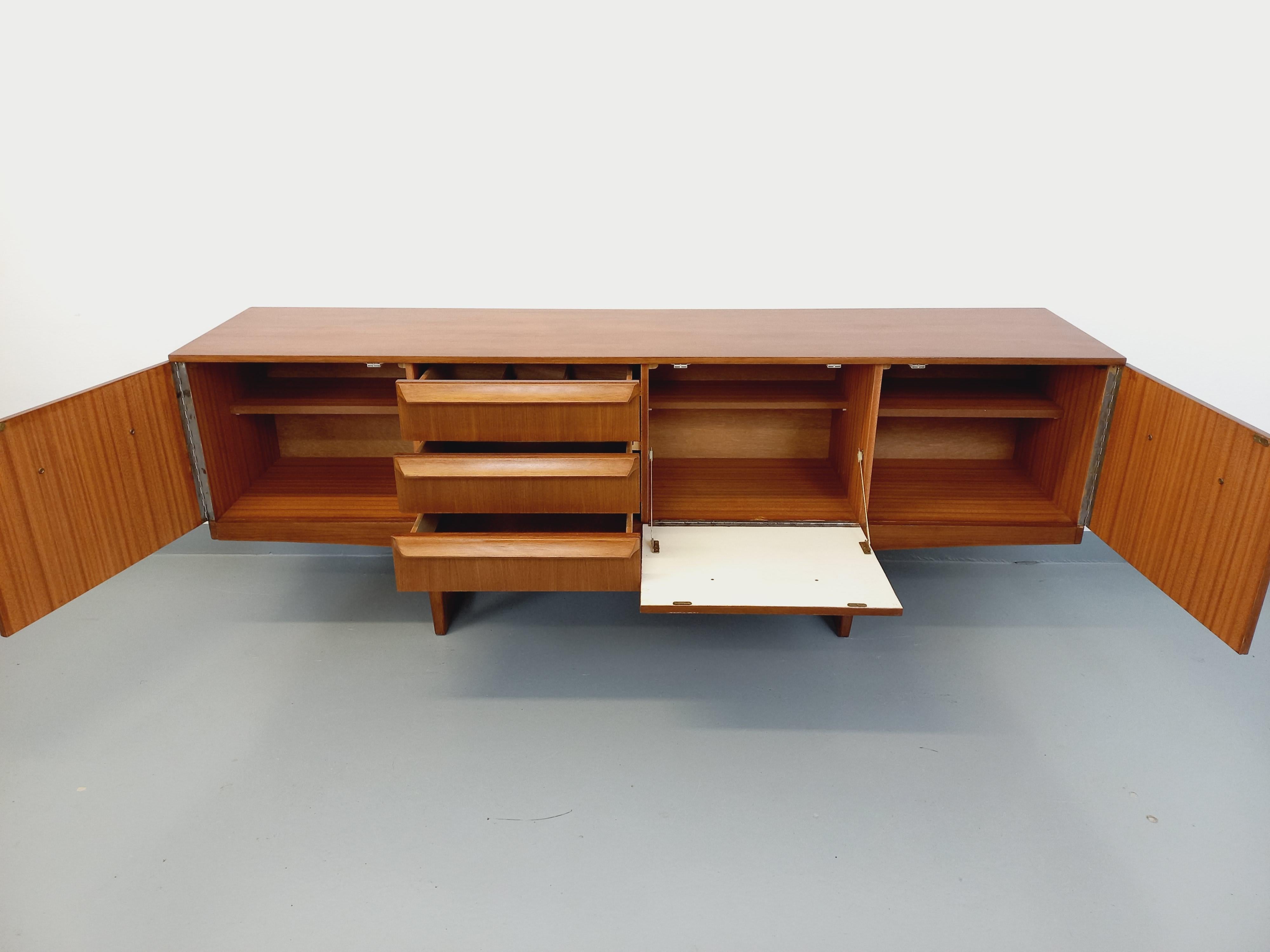 Enfilade vintage pieds traîneaux style scandinave en teck des années 60 Bon état - En vente à BESANÇON, FR
