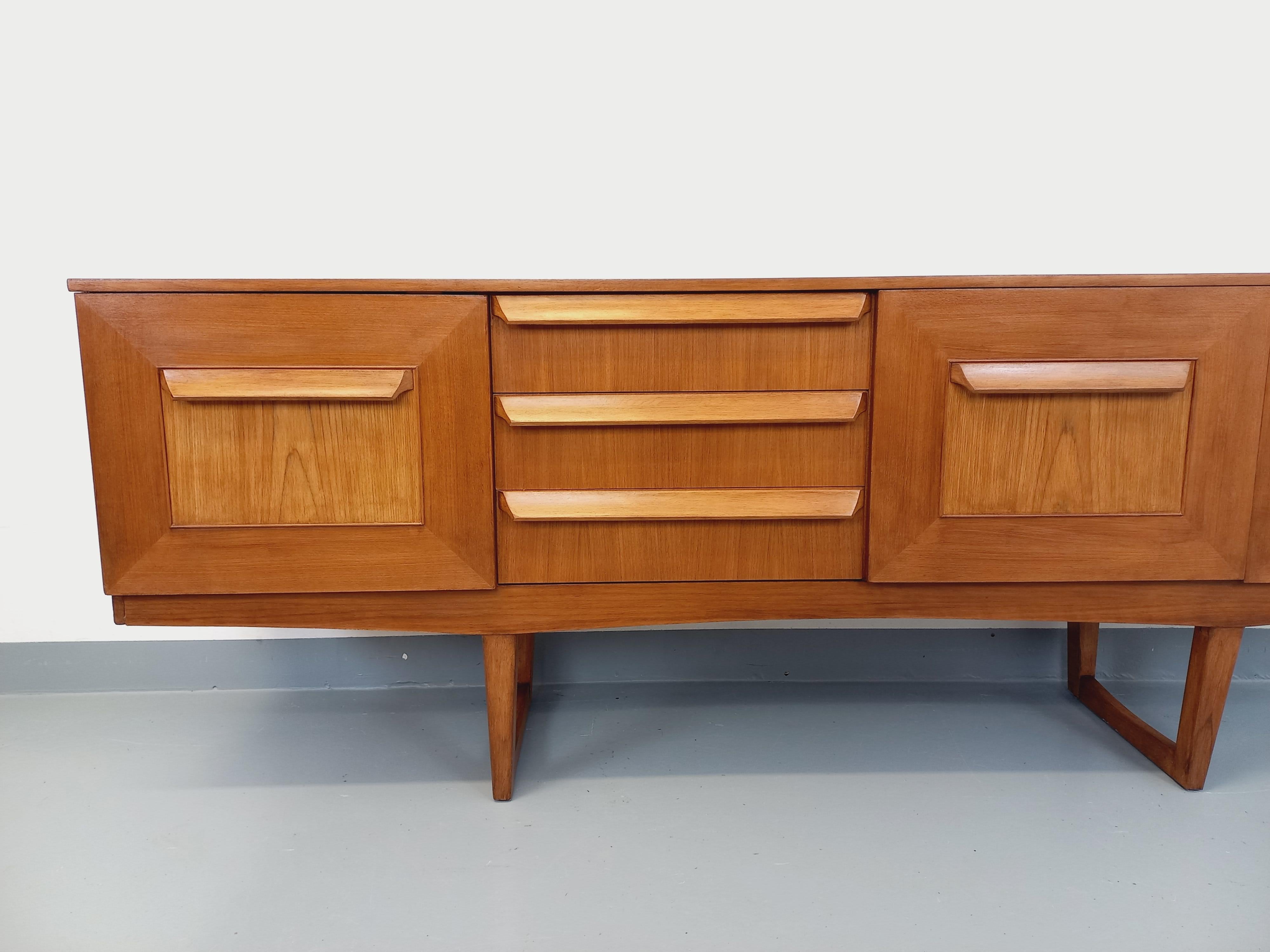 Teck Enfilade vintage pieds traîneaux style scandinave en teck des années 60 en vente