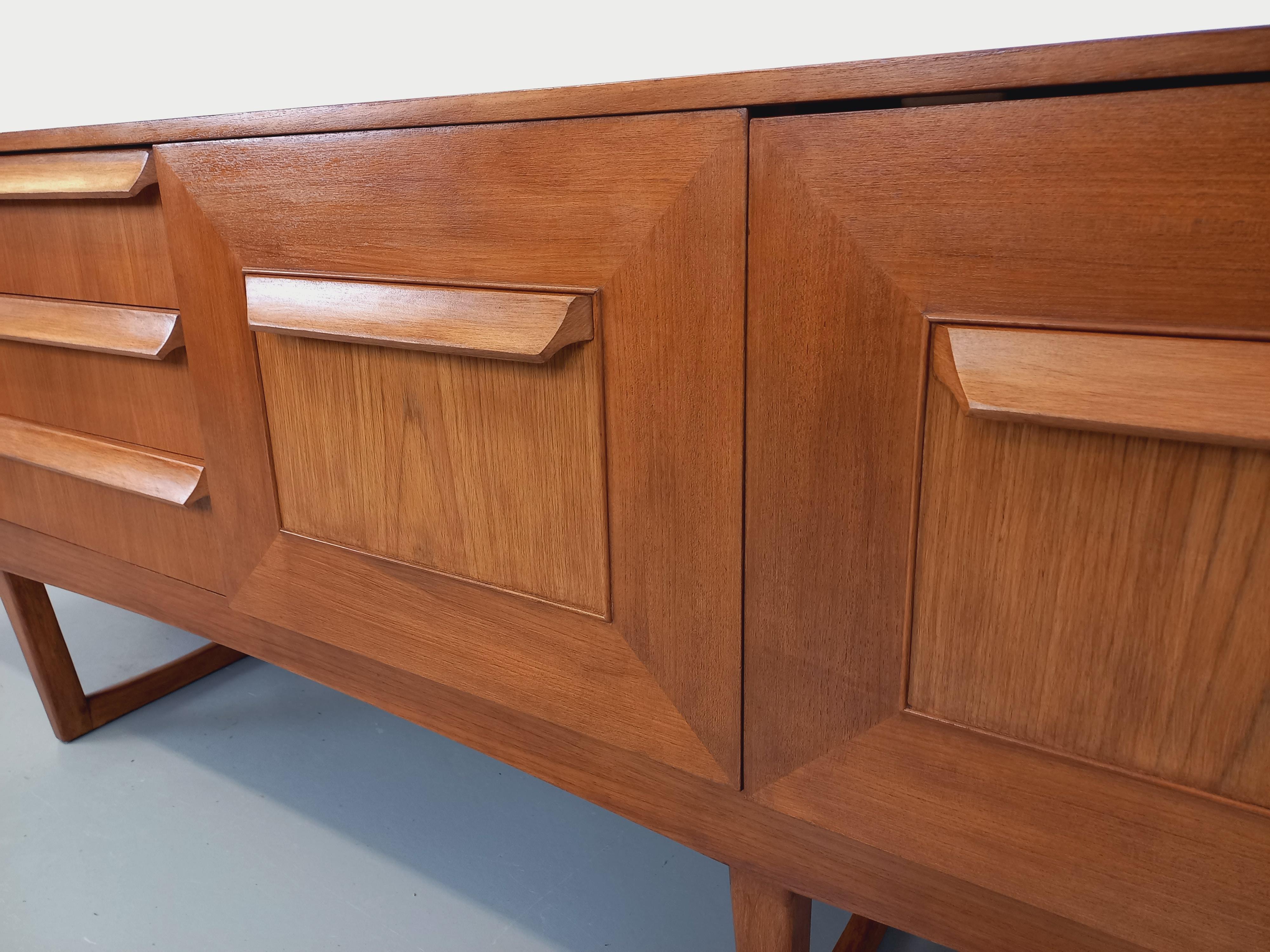 Enfilade vintage pieds traîneaux style scandinave en teck des années 60 en vente 1