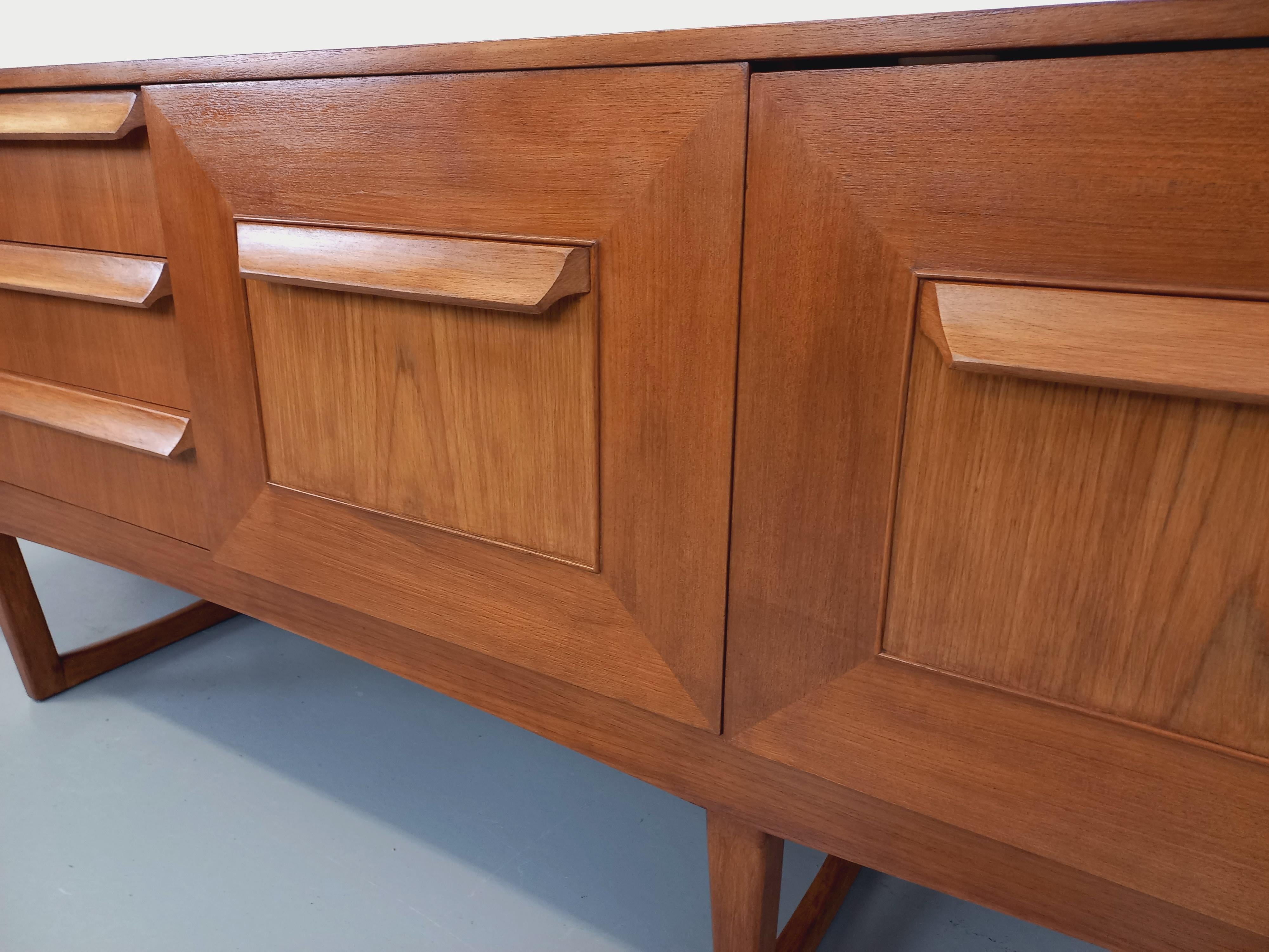 Enfilade vintage pieds traîneaux style scandinave en teck des années 60 en vente 2