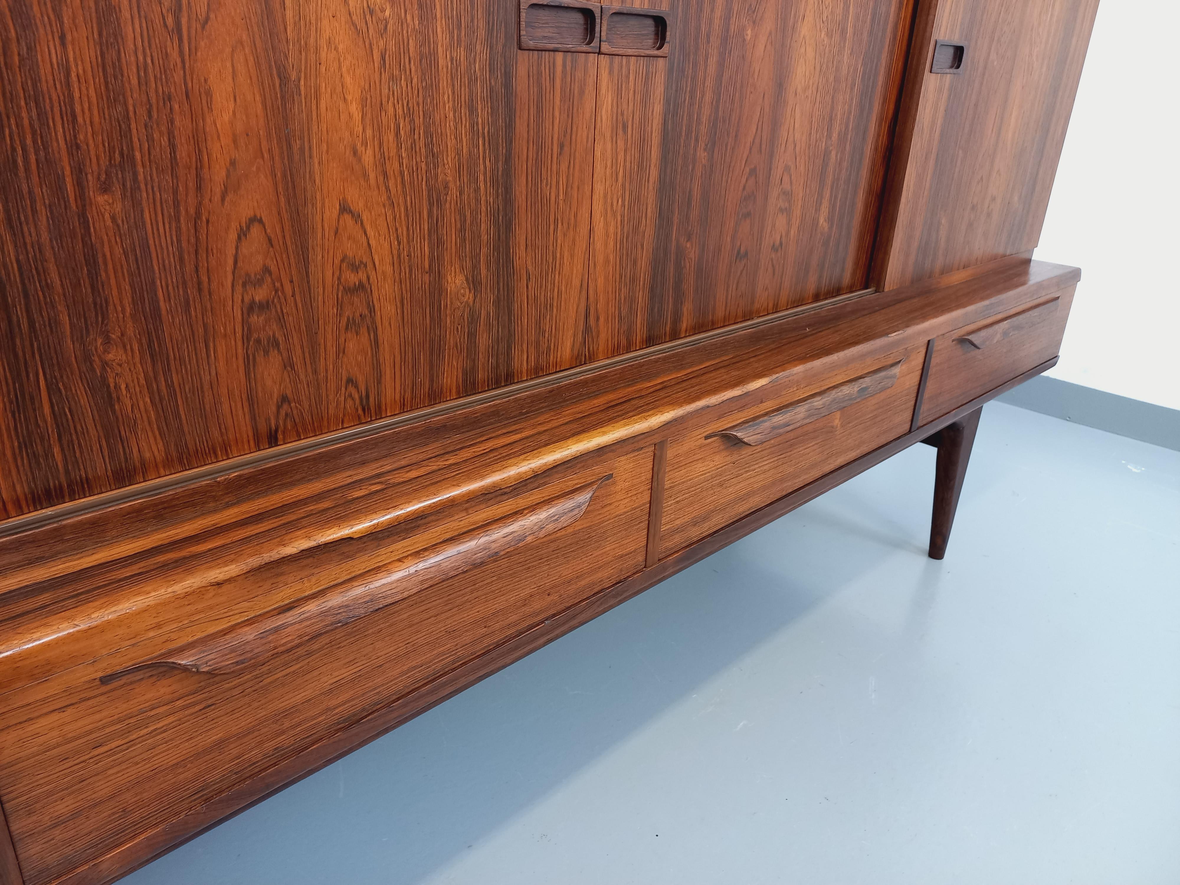 Enfilade mi-haute vintage scandinave des années 60, en palissandre et intérieur en bois clair, fabrication danoise par Bordum & Nielsen, distribution par Samcom (estampilles Samcom et Danish Furniture Makers Control). Beaucoup de rangements : 4
