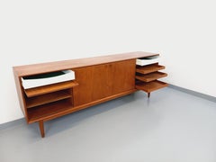 Enfilade vintage scandinave en teck des années 60 du designer Edvard Valentinsen