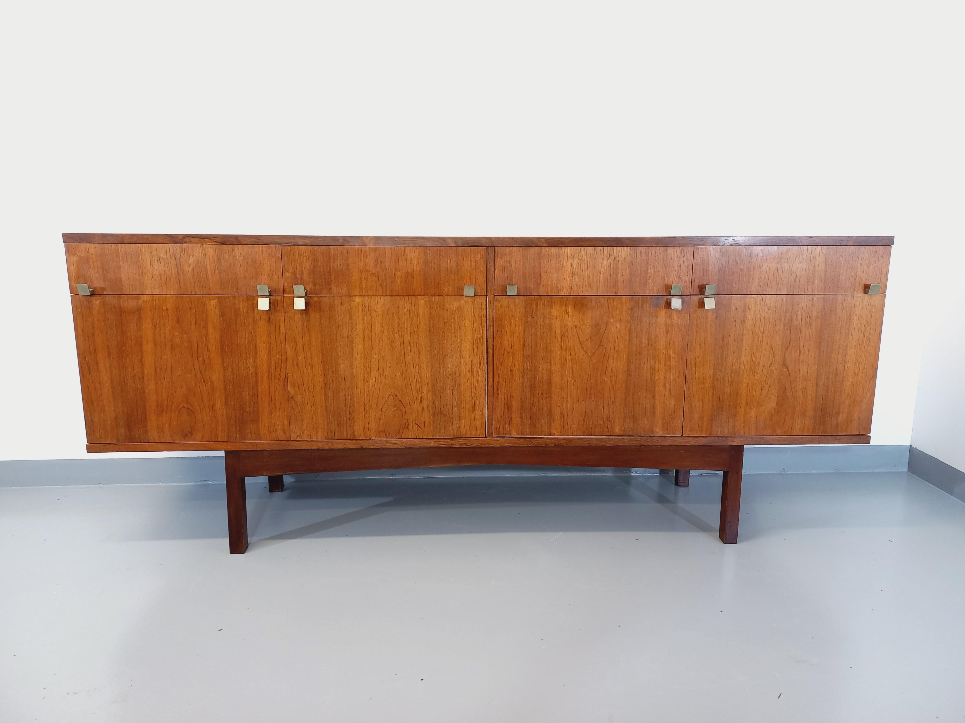 Enfilade vintage style scandinave en palissandre et laiton des années 60 en vente 3