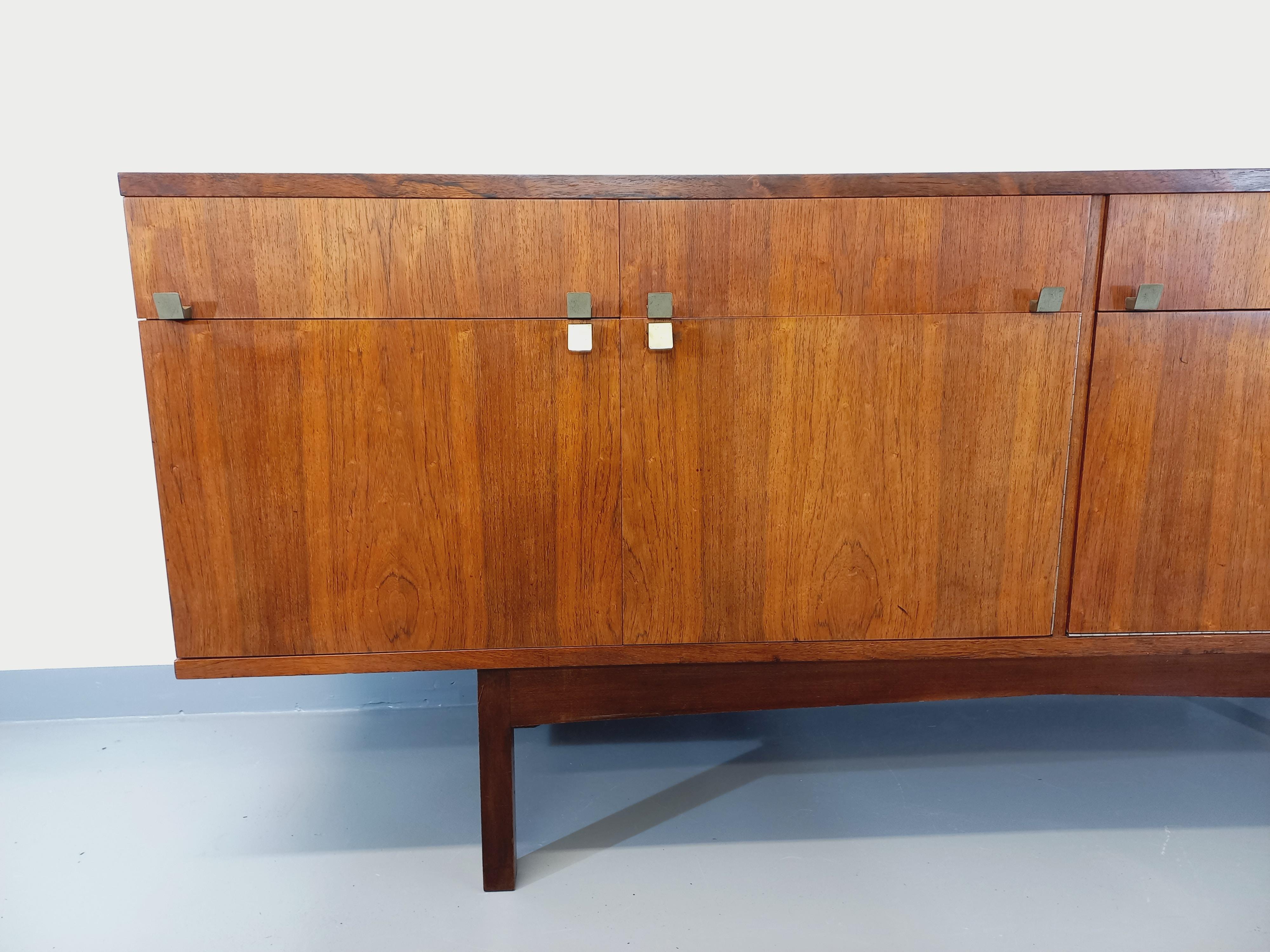 Enfilade vintage style scandinave en palissandre et laiton des années 60 en vente 4