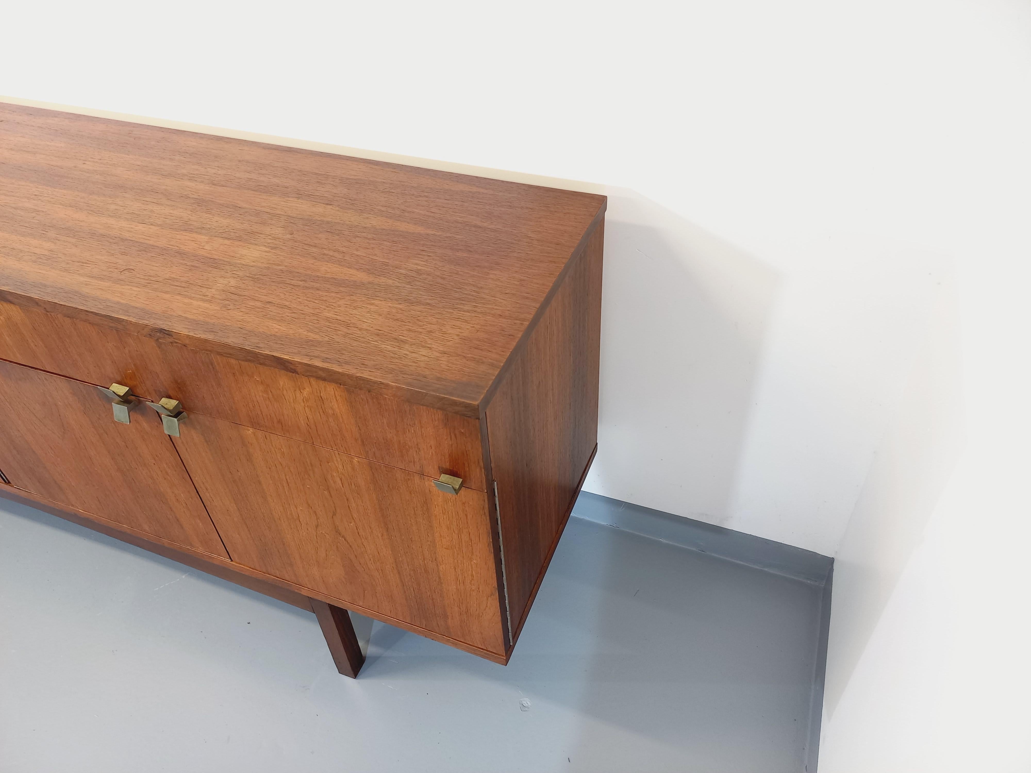 Scandinave moderne Enfilade vintage style scandinave en palissandre et laiton des années 60 en vente