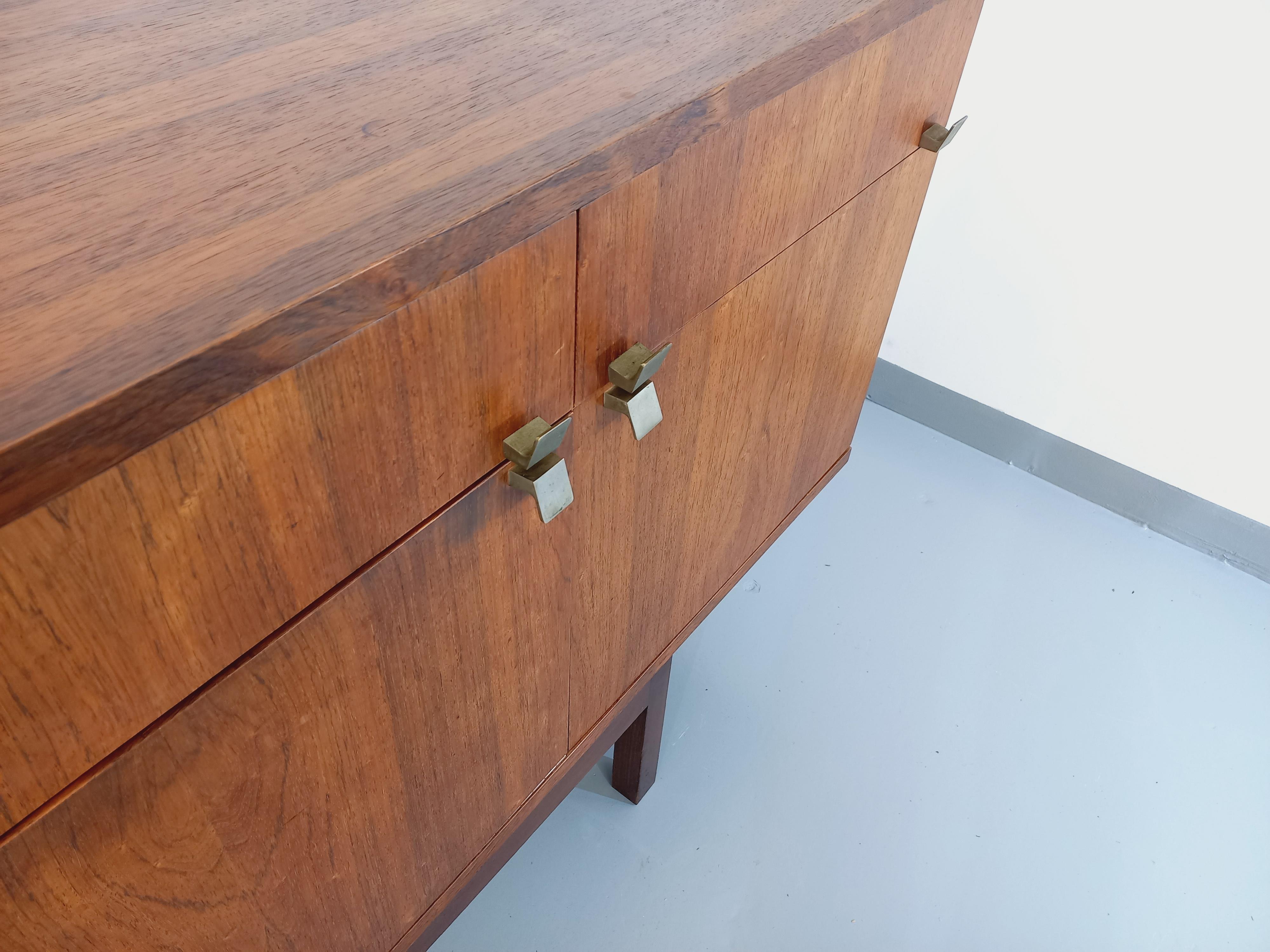 Scandinave Enfilade vintage style scandinave en palissandre et laiton des années 60 en vente