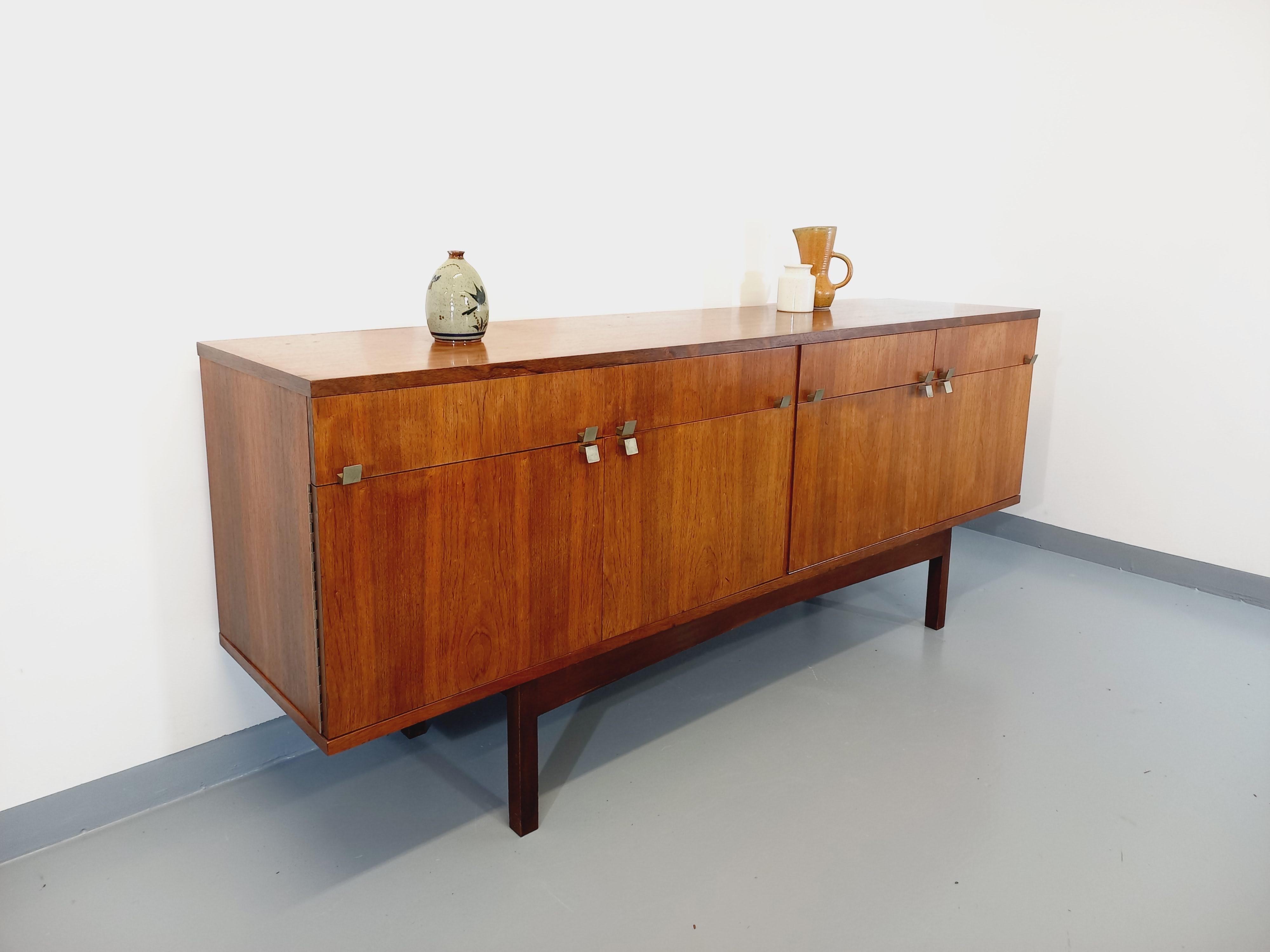 Milieu du XXe siècle Enfilade vintage style scandinave en palissandre et laiton des années 60 en vente