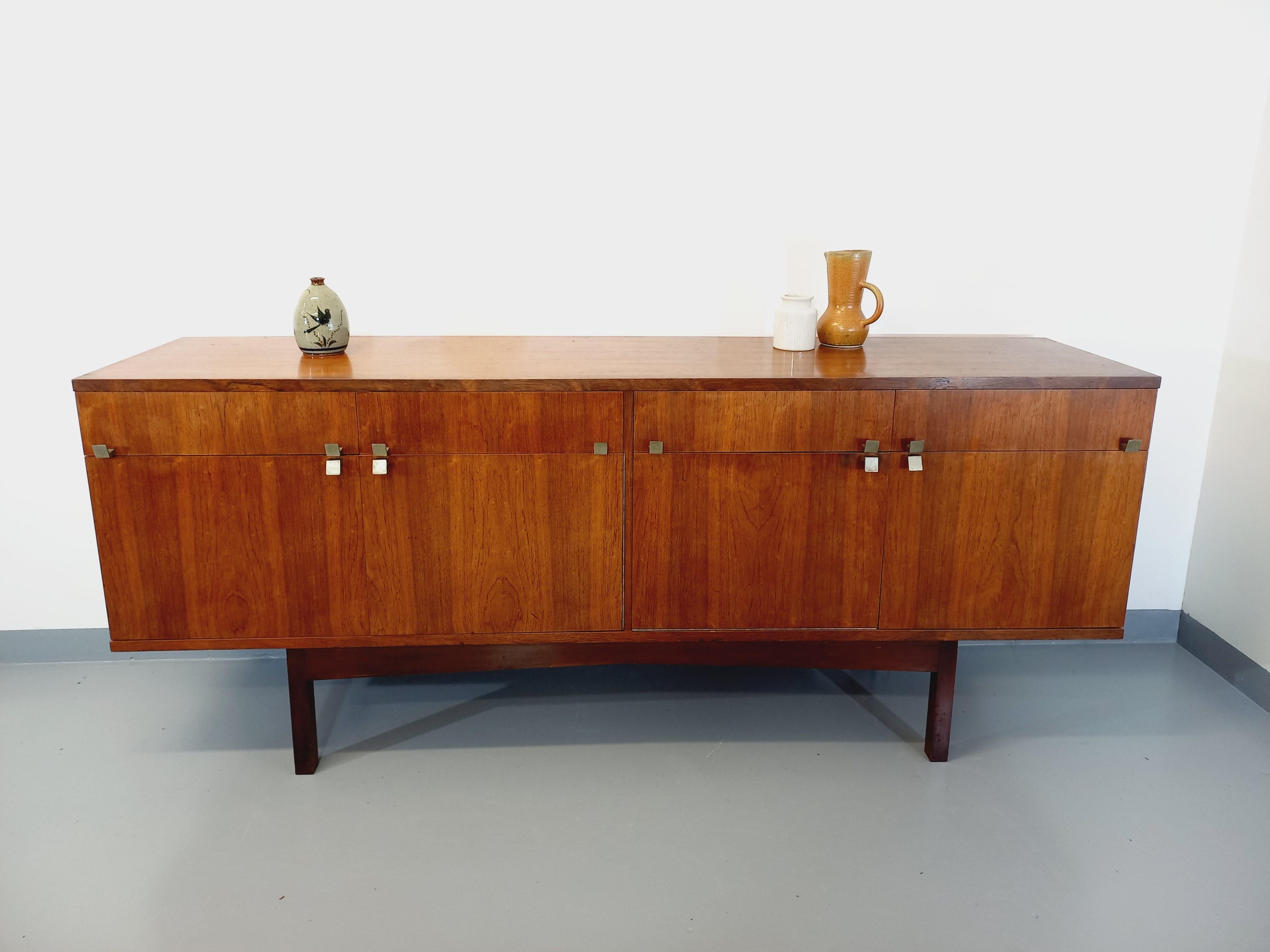 Palissandre Enfilade vintage style scandinave en palissandre et laiton des années 60 en vente