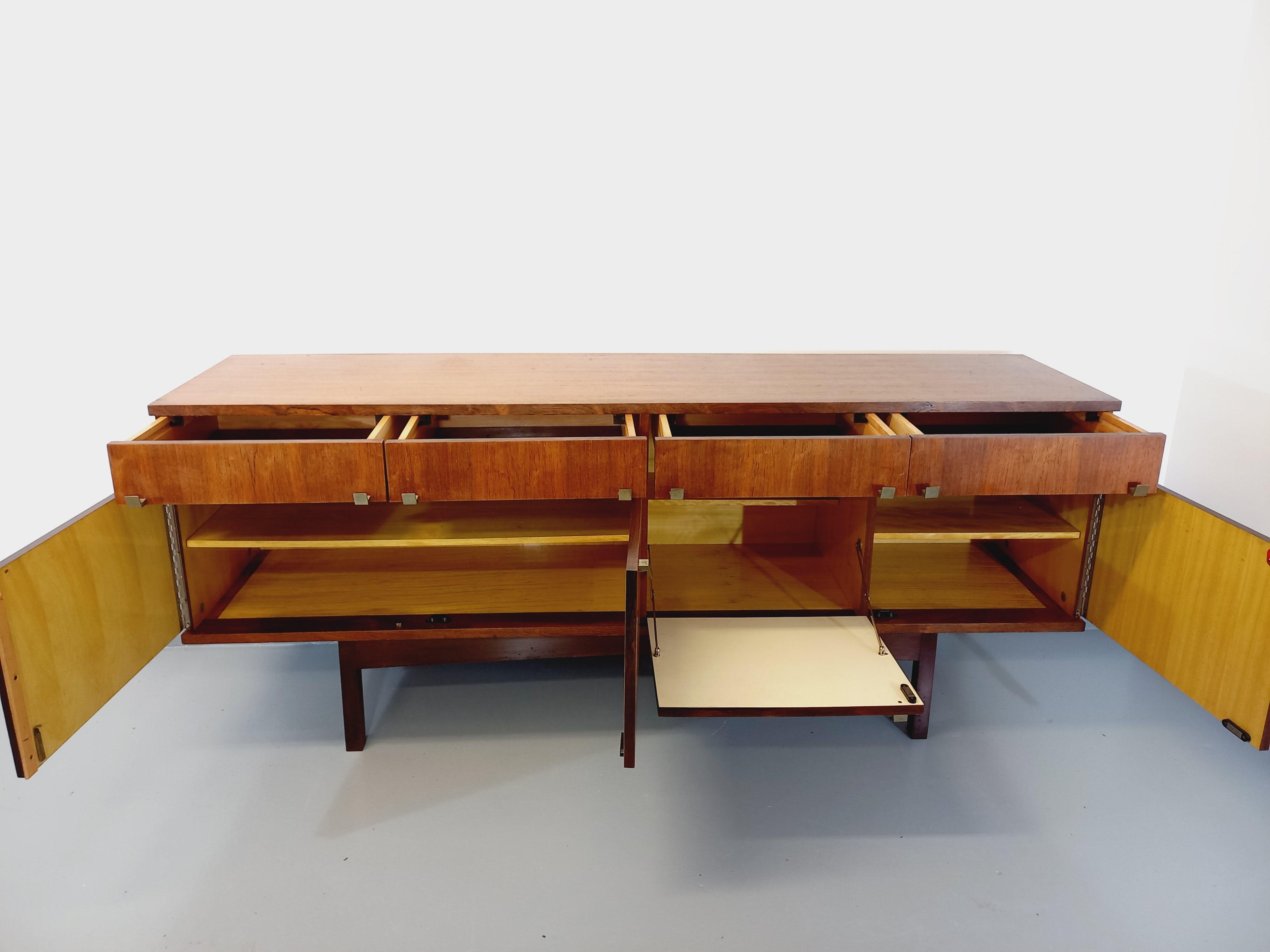 Enfilade vintage style scandinave en palissandre et laiton des années 60 en vente 1