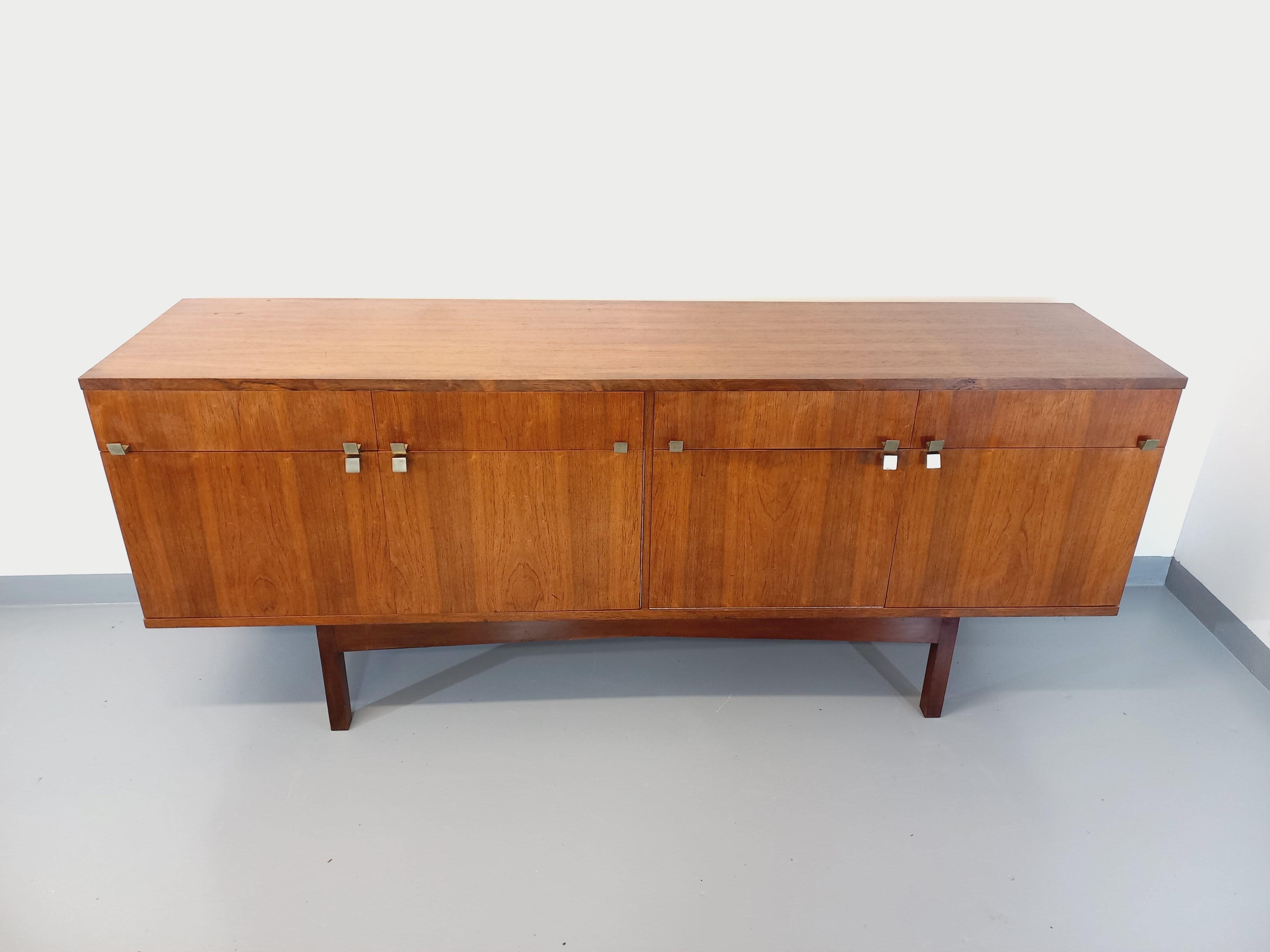 Enfilade vintage style scandinave en palissandre et laiton des années 60 en vente 2