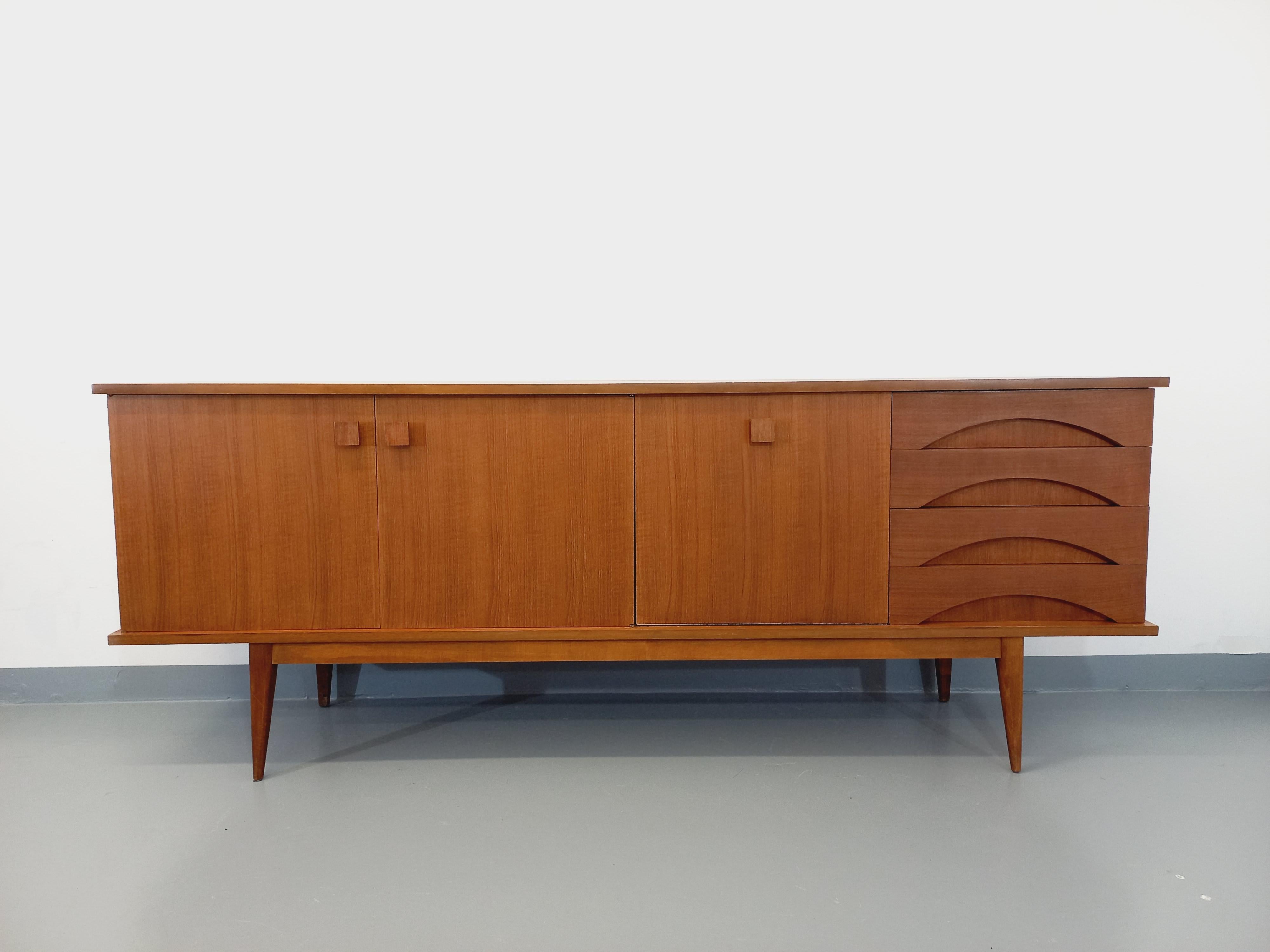 Enfilade vintage style scandinave en teck des années 60 en vente 3