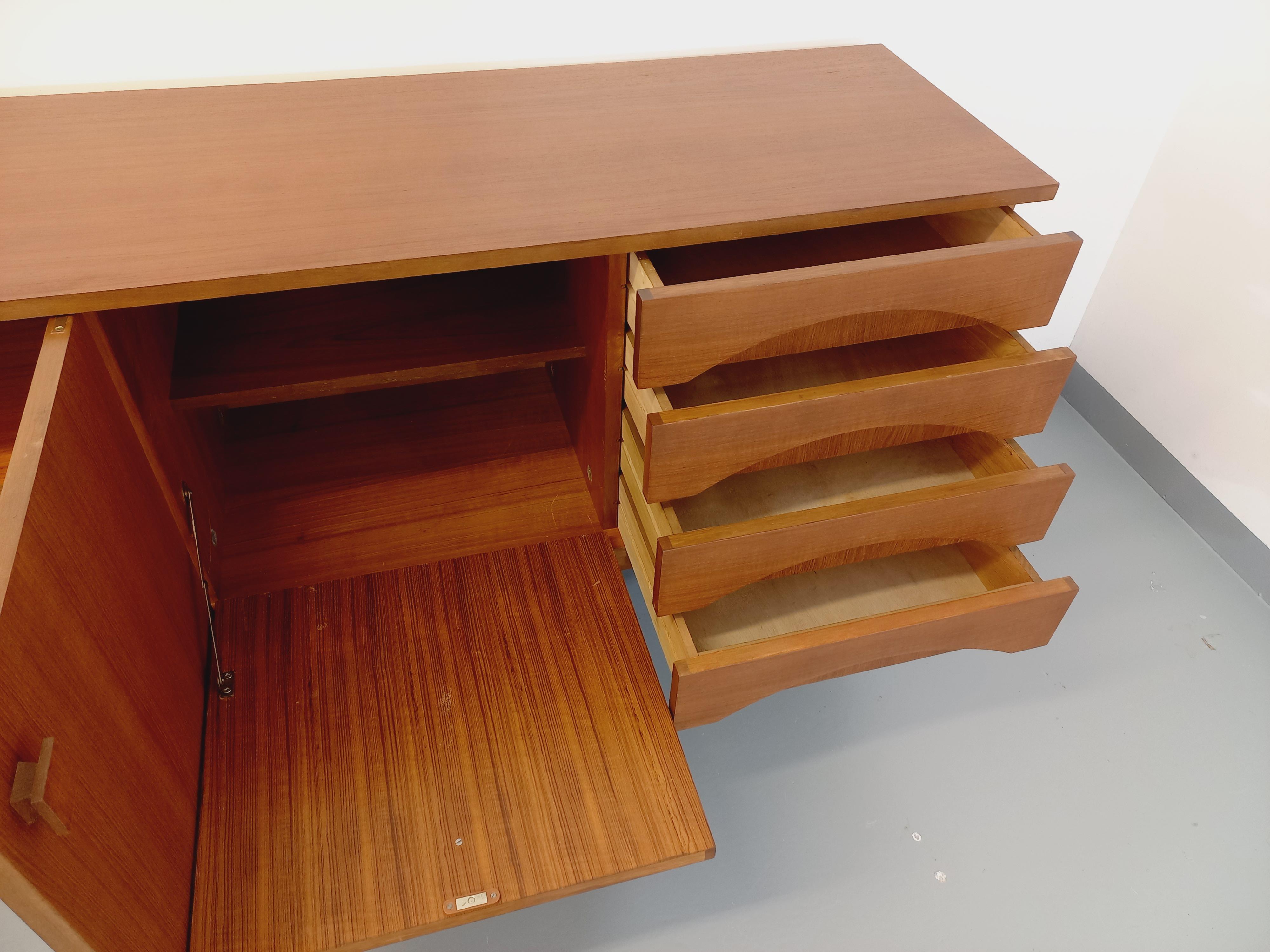 Enfilade vintage style scandinave en teck des années 60 en vente 7