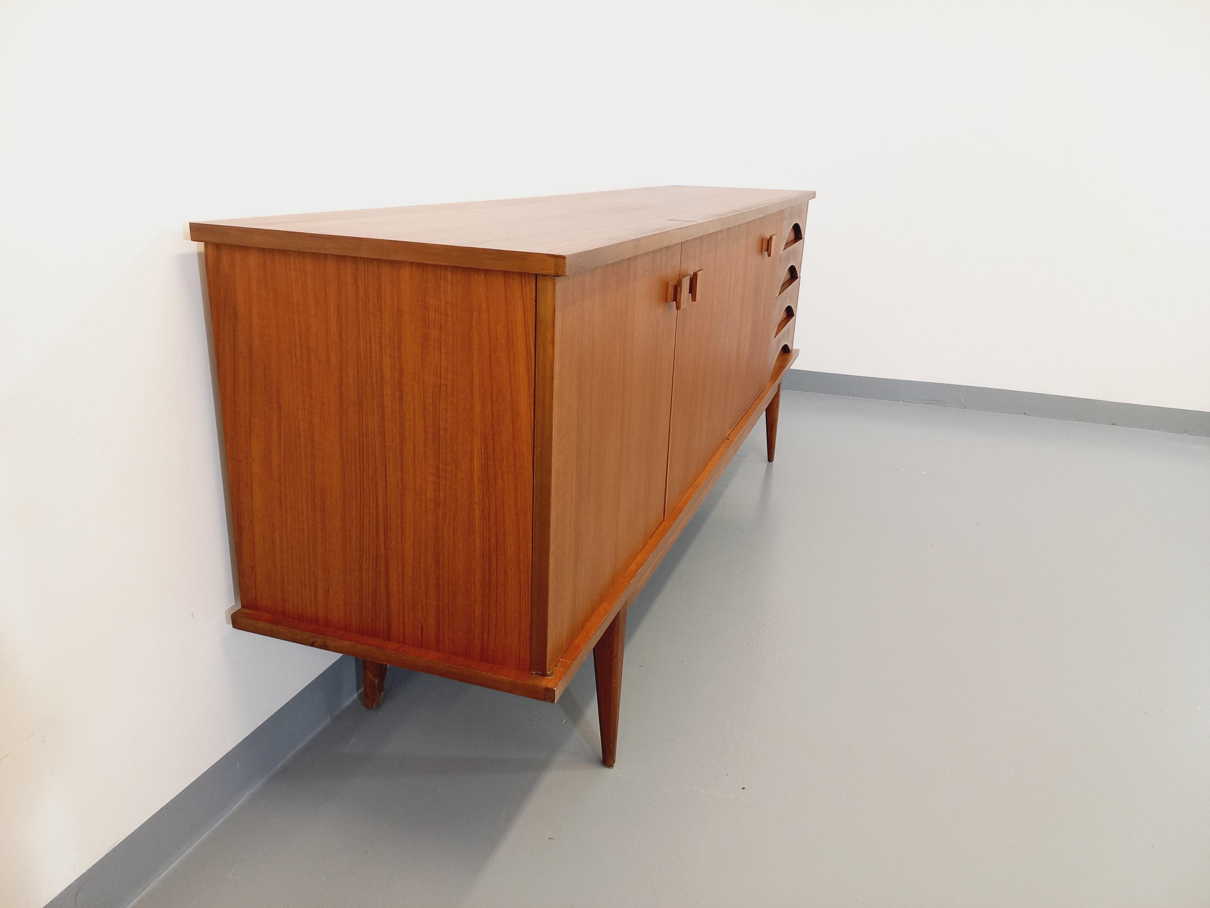 Enfilade vintage style scandinave en teck des années 60 en vente 1