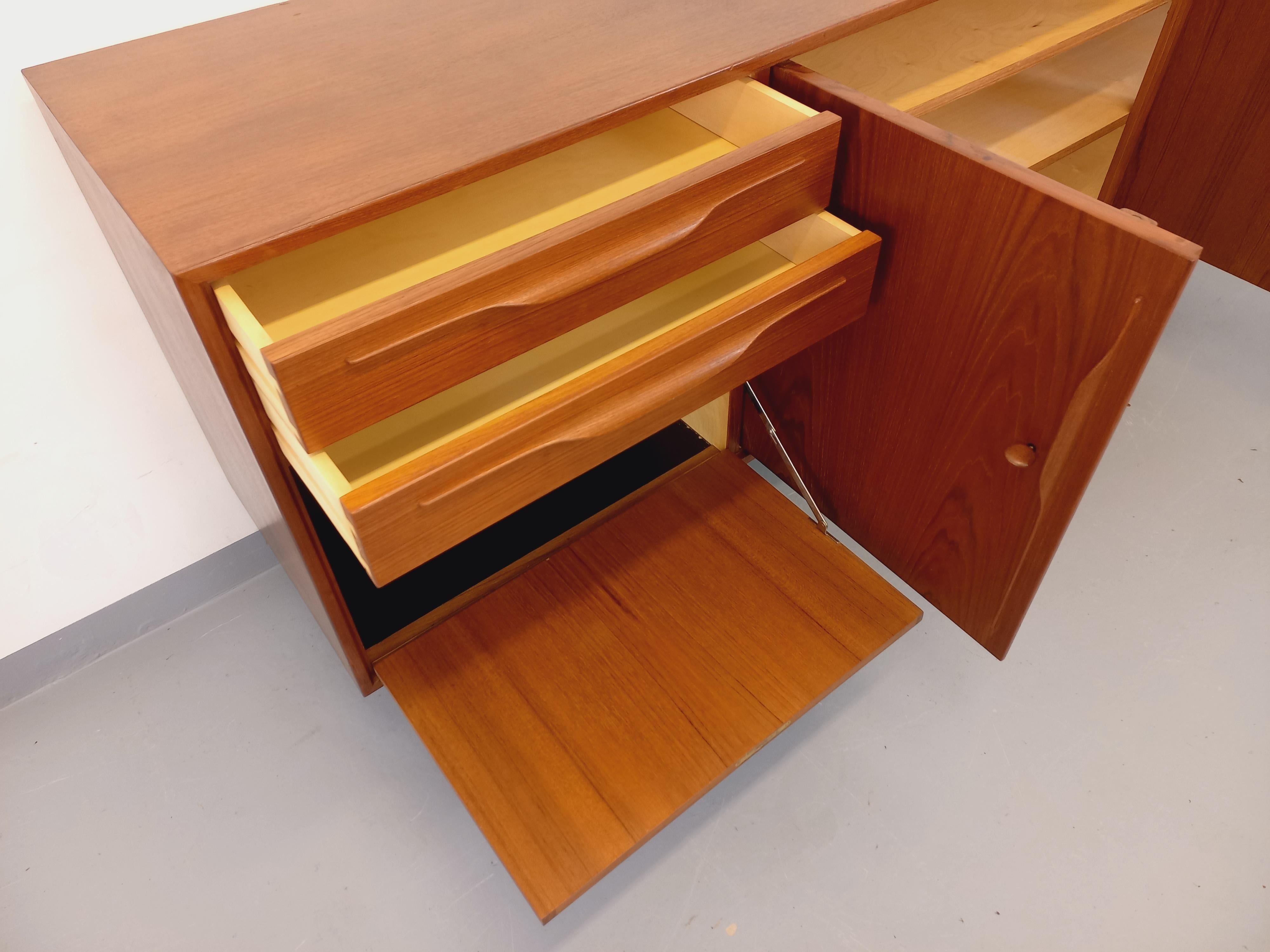 Enfilade vintage Swiss Teak style scandinave en teck des années 60 For Sale 4