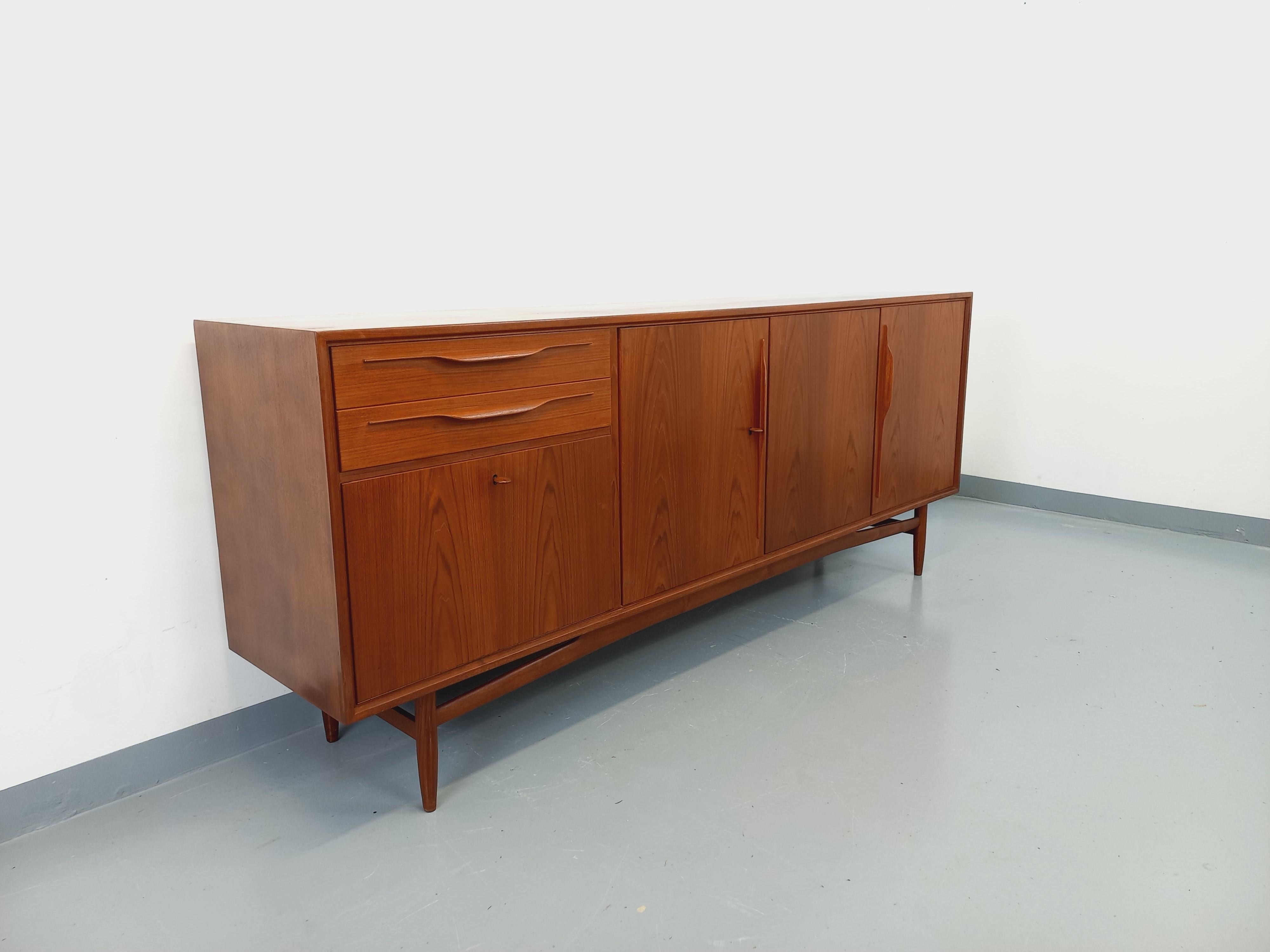 Enfilade vintage Swiss Teak style scandinave en teck des années 60 For Sale 6