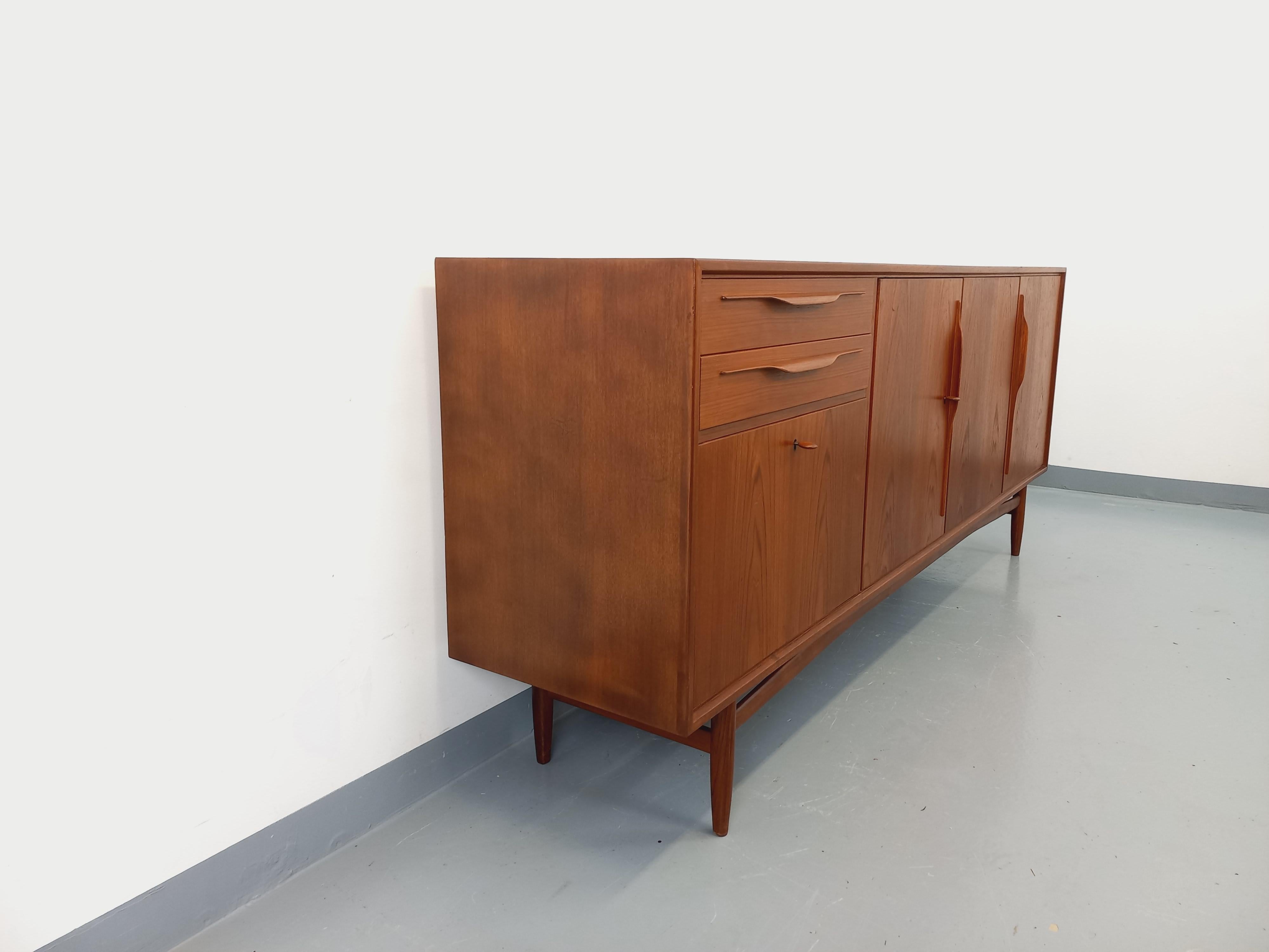 Enfilade vintage Swiss Teak style scandinave en teck des années 60 For Sale 7