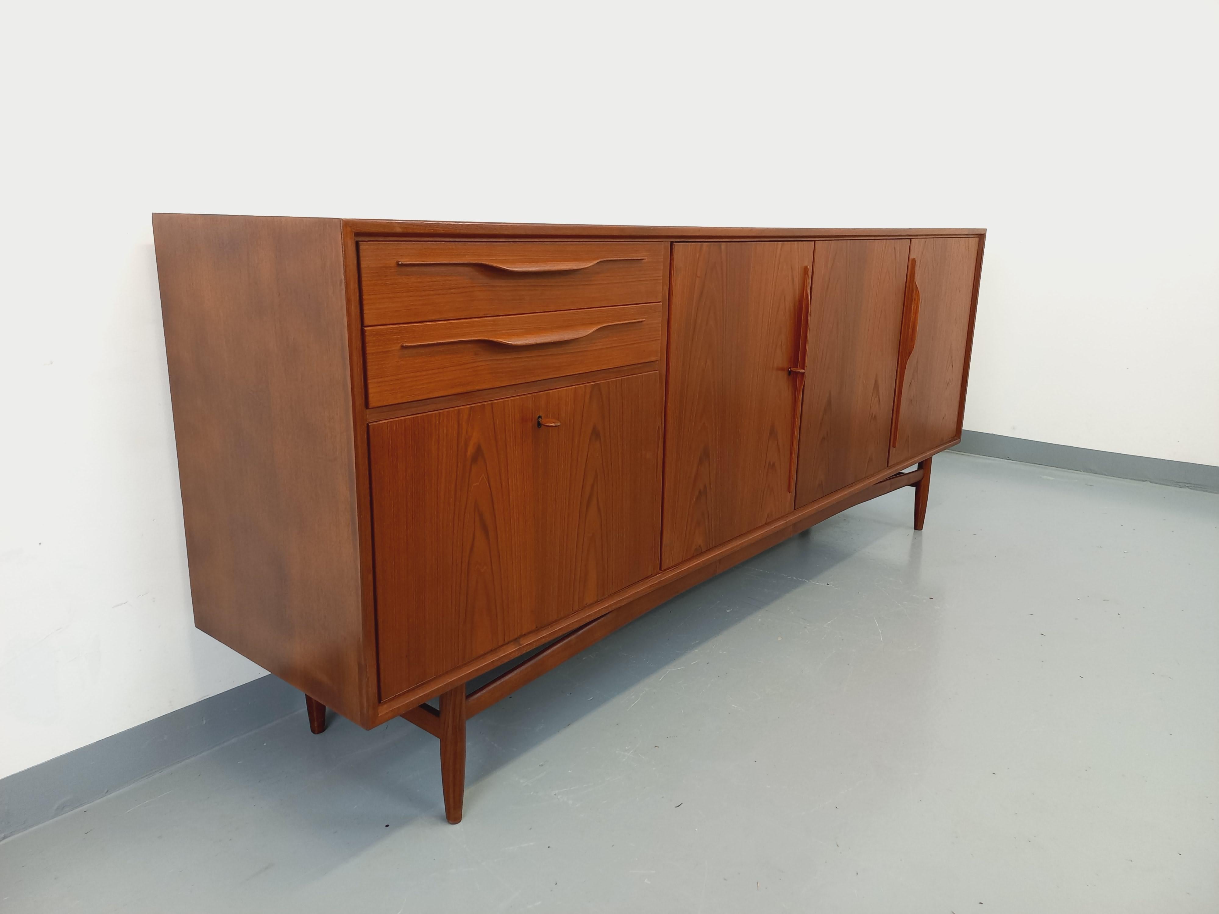 Enfilade vintage Swiss Teak style scandinave en teck des années 60 For Sale 8