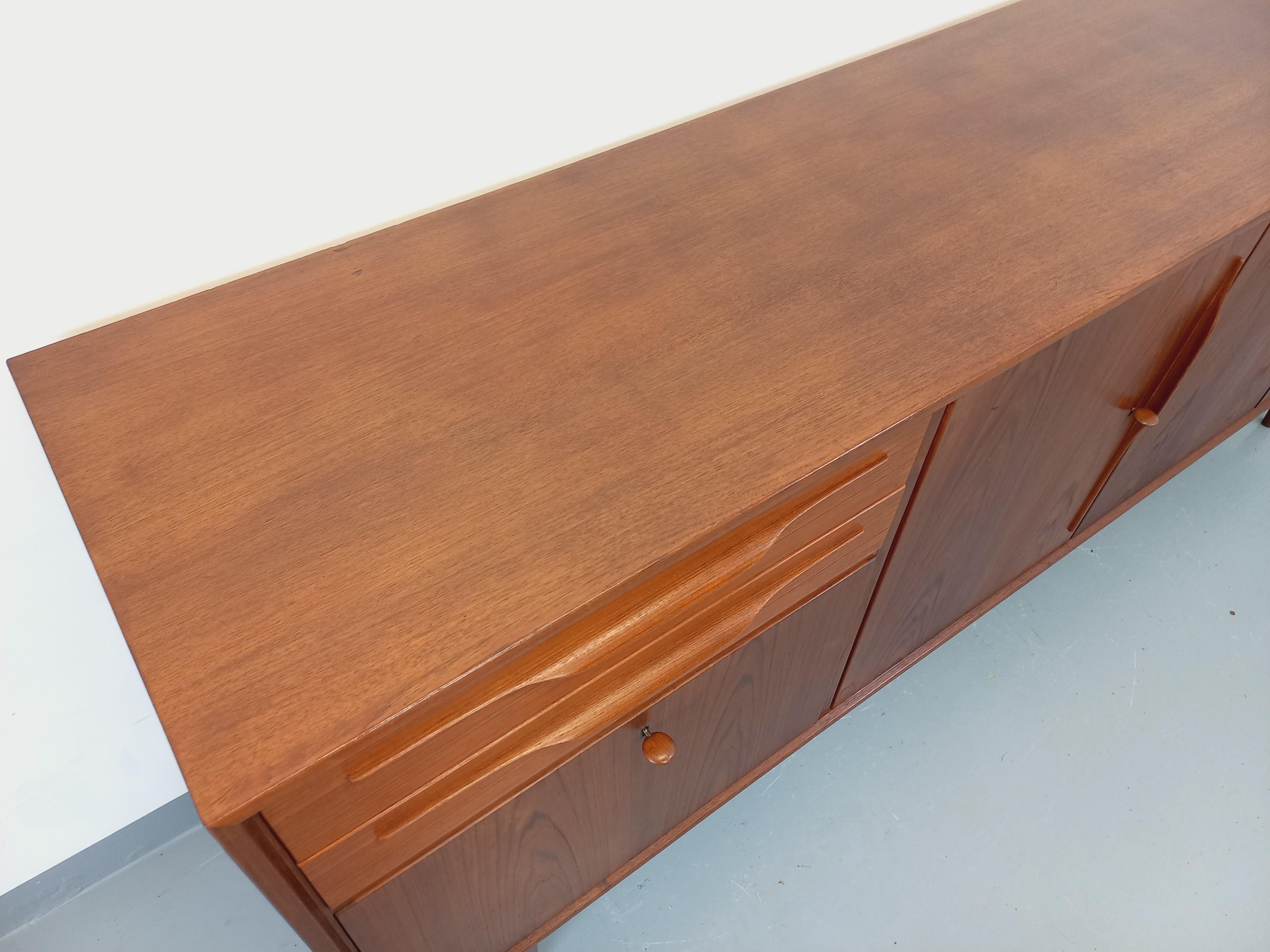 Enfilade vintage Swiss Teak style scandinave en teck des années 60 For Sale 11