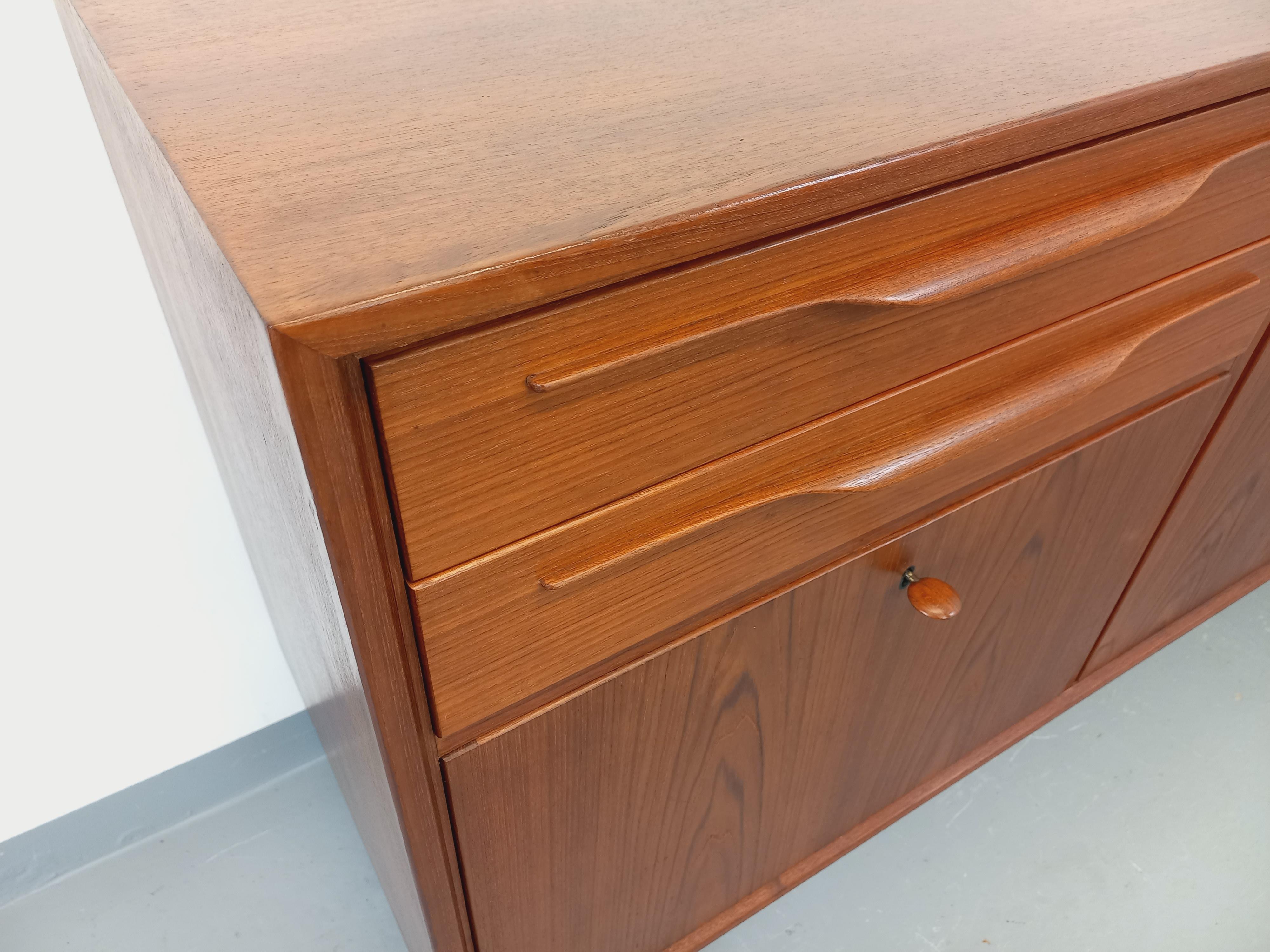 Enfilade vintage Swiss Teak style scandinave en teck des années 60 For Sale 13