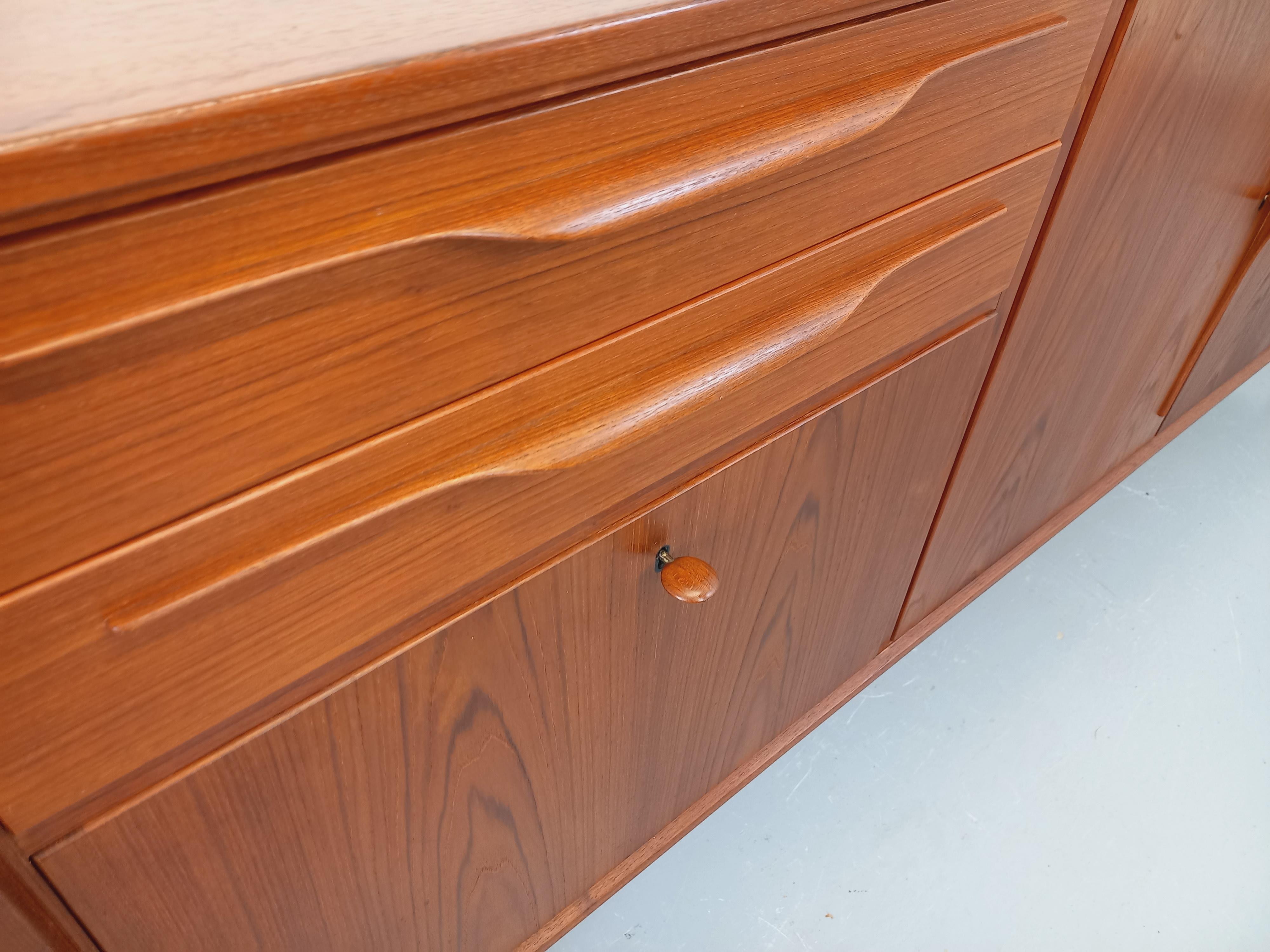 Enfilade vintage Swiss Teak style scandinave en teck des années 60 In Good Condition For Sale In BESANÇON, FR