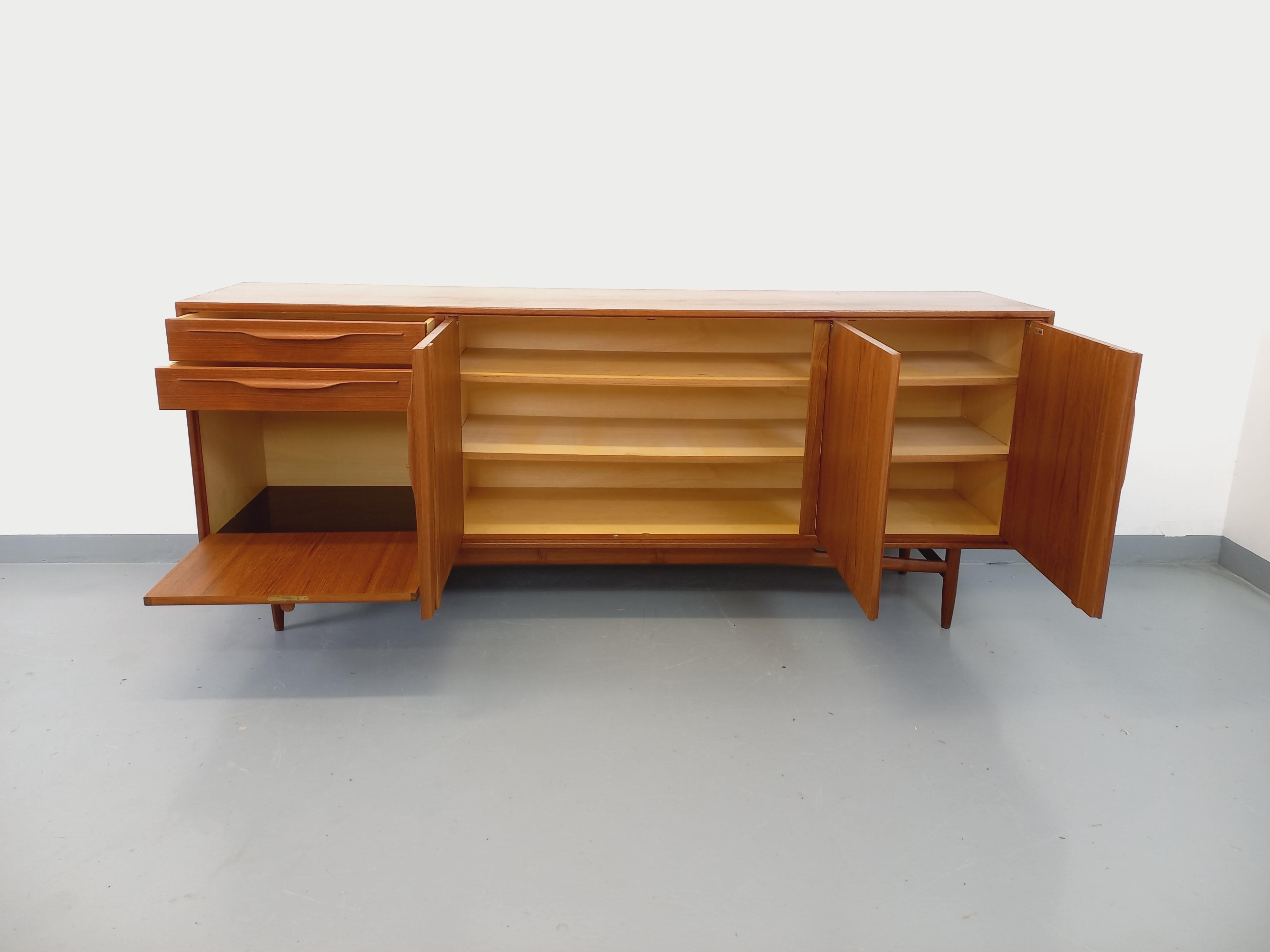 Enfilade vintage Swiss Teak style scandinave en teck des années 60 For Sale 3