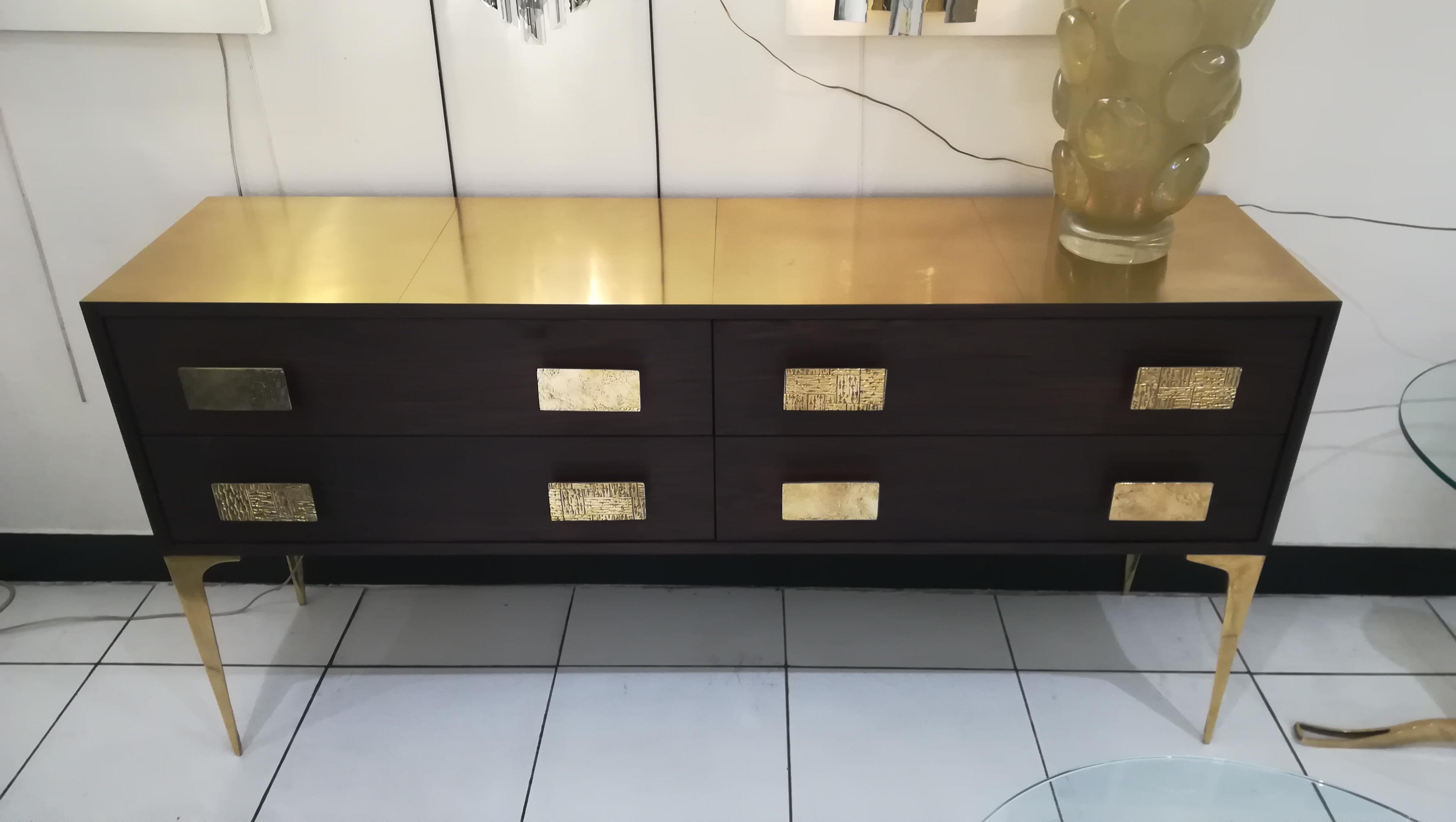 Enfilade con quattro cassetti in legno e ottone.