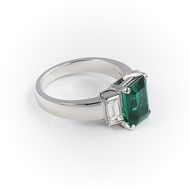 Engagement 2.95 Carat Emerald 18 Karat White Gold Ring with Diamonds In New Condition For Sale In Roma, IT