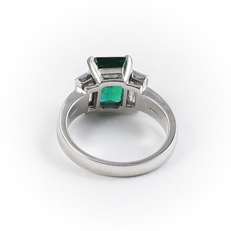Women's or Men's Engagement 2.95 Carat Emerald 18 Karat White Gold Ring with Diamonds For Sale